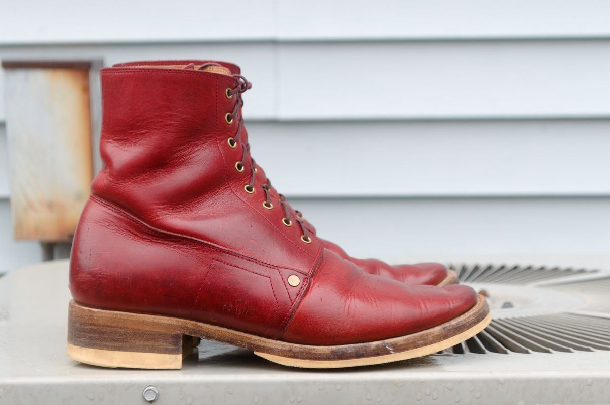 Photo by Oldmanblooming on January 1, 2024 of the WM1978 French Army Boot in Horween London Bus Red Dublin.