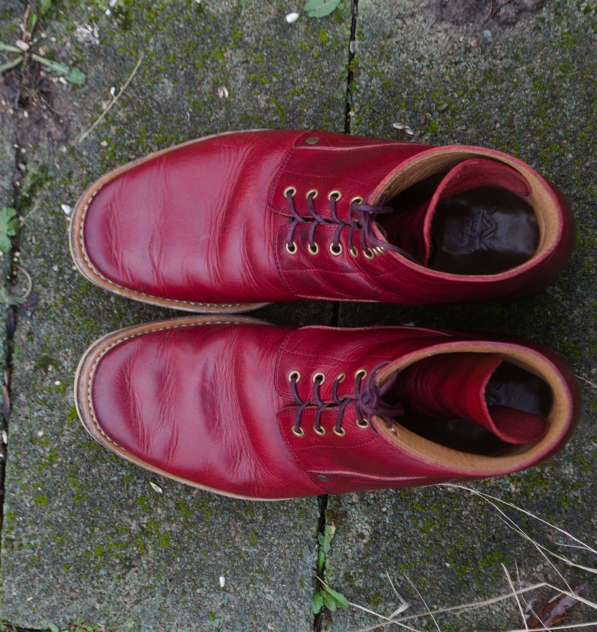 Photo by Oldmanblooming on January 1, 2024 of the WM1978 French Army Boot in Horween London Bus Red Dublin.