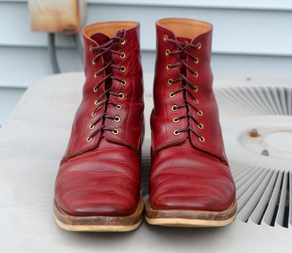 Photo by Oldmanblooming on April 1, 2024 of the WM1978 French Army Boot in Horween London Bus Red Dublin.