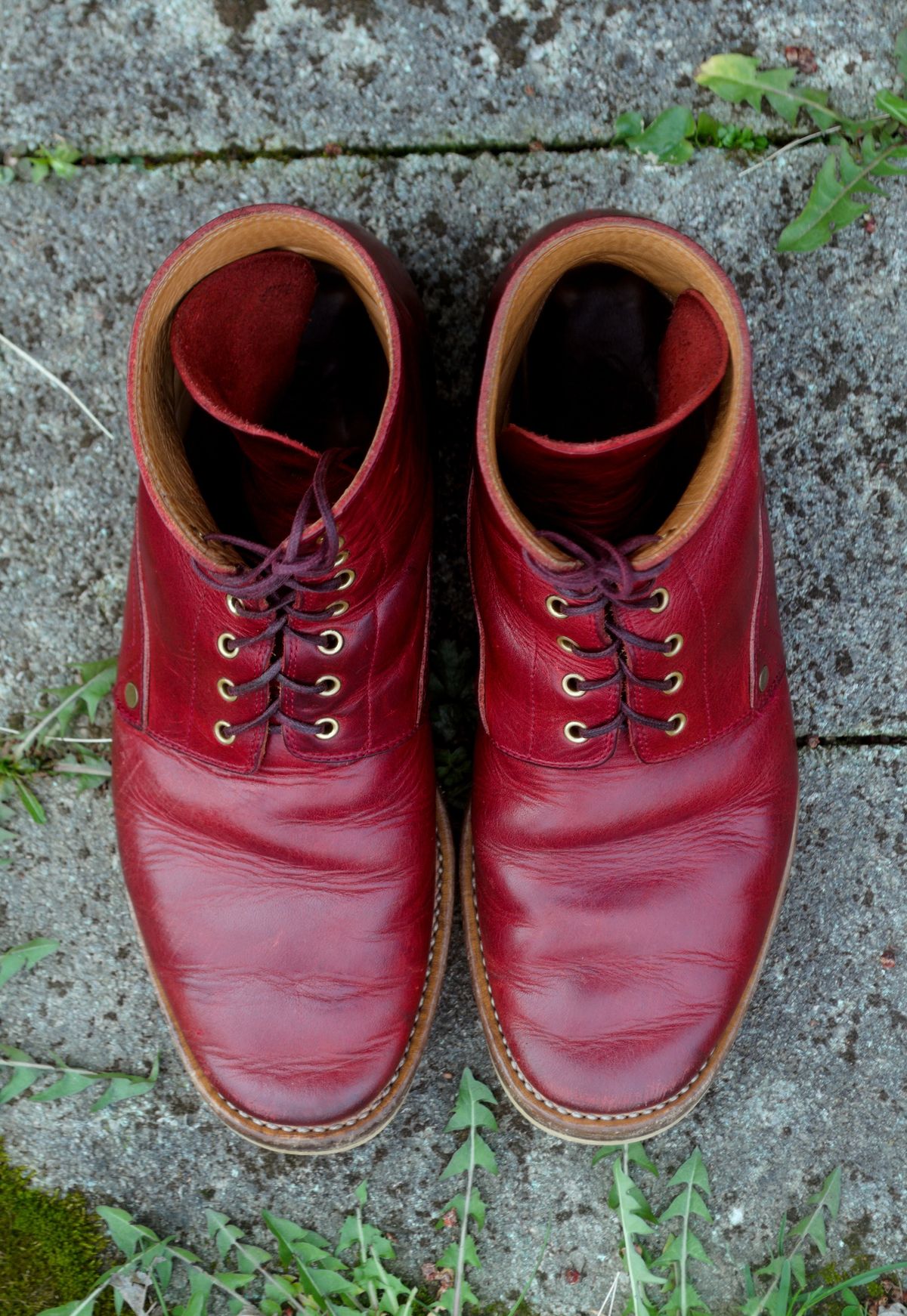 Photo by Oldmanblooming on April 1, 2024 of the WM1978 French Army Boot in Horween London Bus Red Dublin.