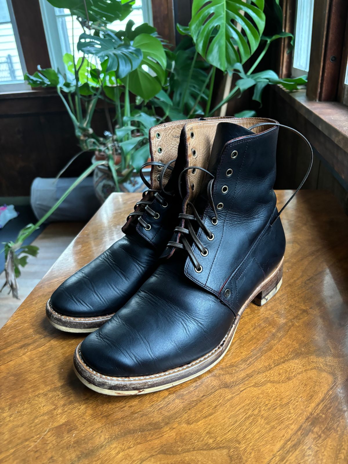 Photo by Oldmanblooming on May 7, 2024 of the WM1978 French Army Boot in Horween London Bus Red Dublin.