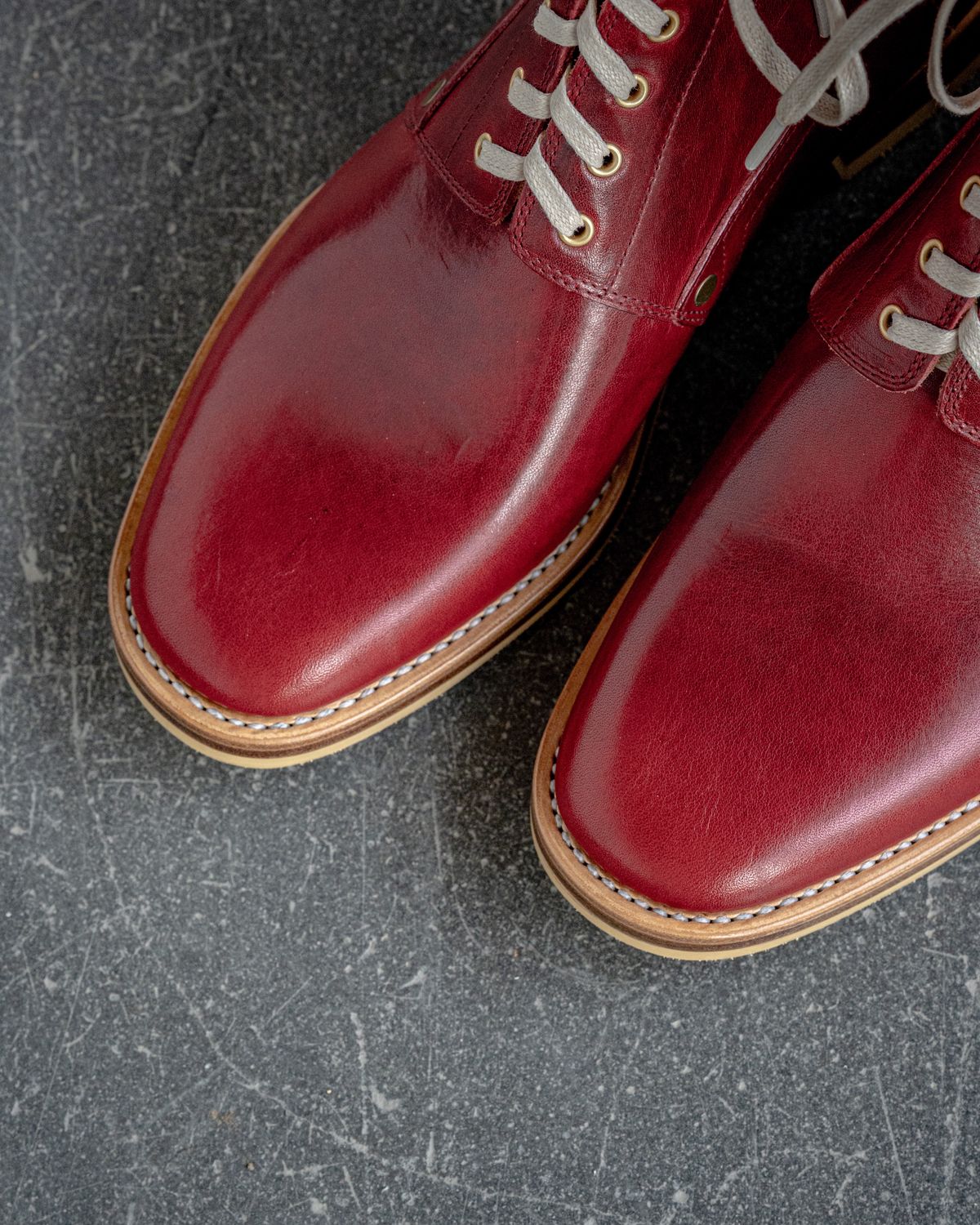 Photo by Oldmanblooming on October 1, 2023 of the WM1978 French Army Boot in Horween London Bus Red Dublin.