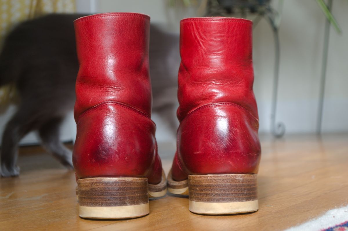 Photo by Oldmanblooming on November 2, 2023 of the WM1978 French Army Boot in Horween London Bus Red Dublin.