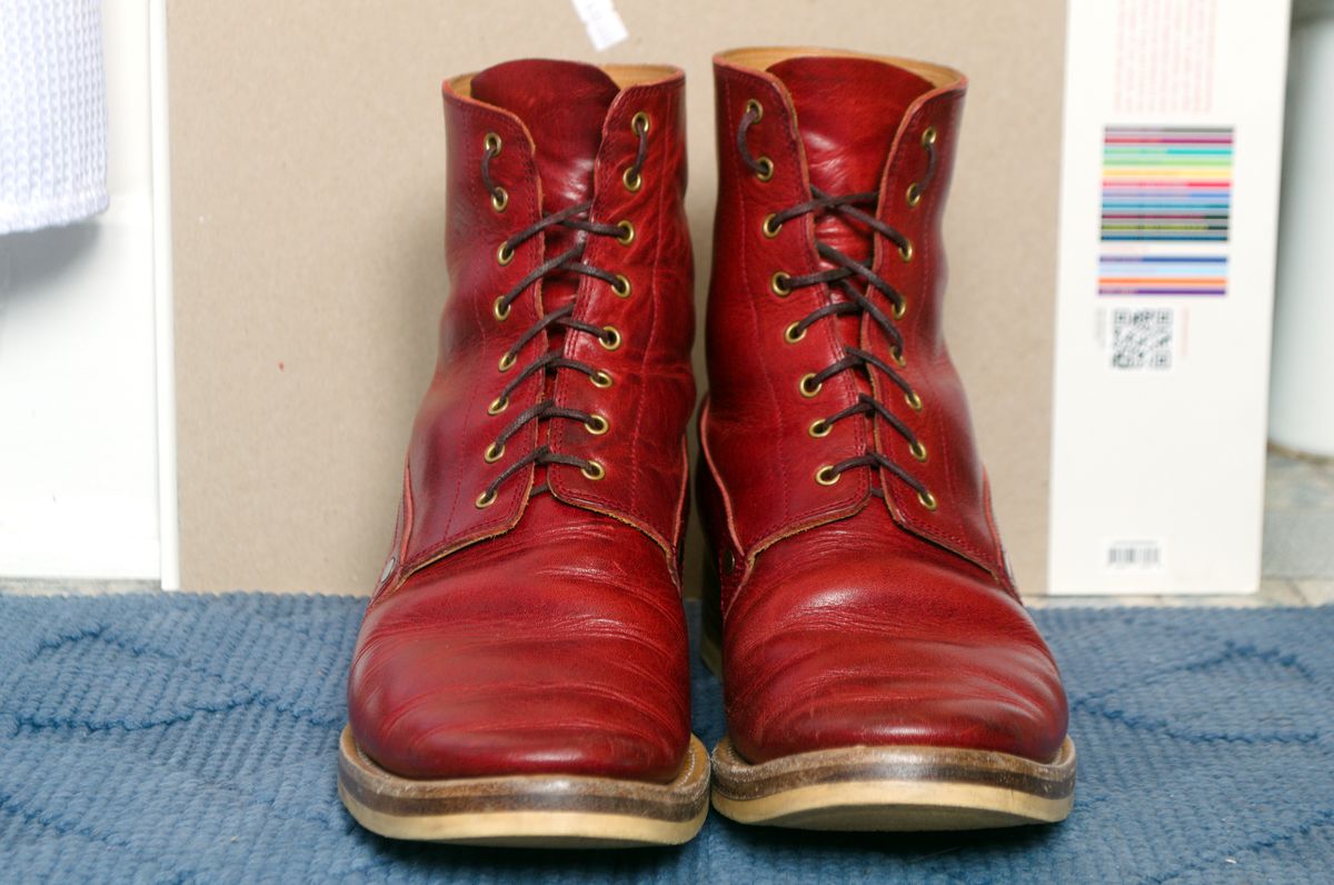 Photo by Oldmanblooming on November 2, 2023 of the WM1978 French Army Boot in Horween London Bus Red Dublin.