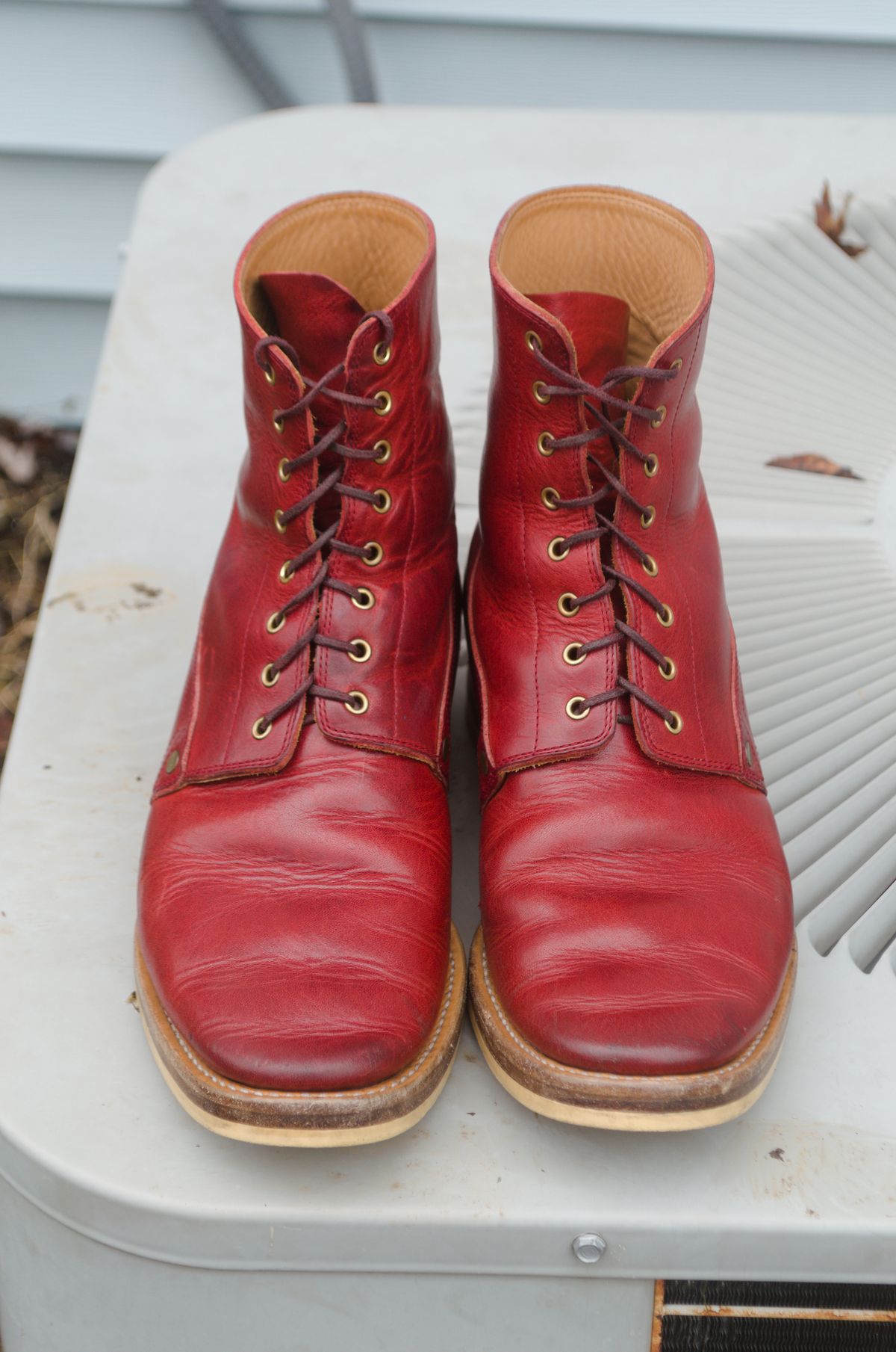 Photo by Oldmanblooming on December 2, 2023 of the WM1978 French Army Boot in Horween London Bus Red Dublin.