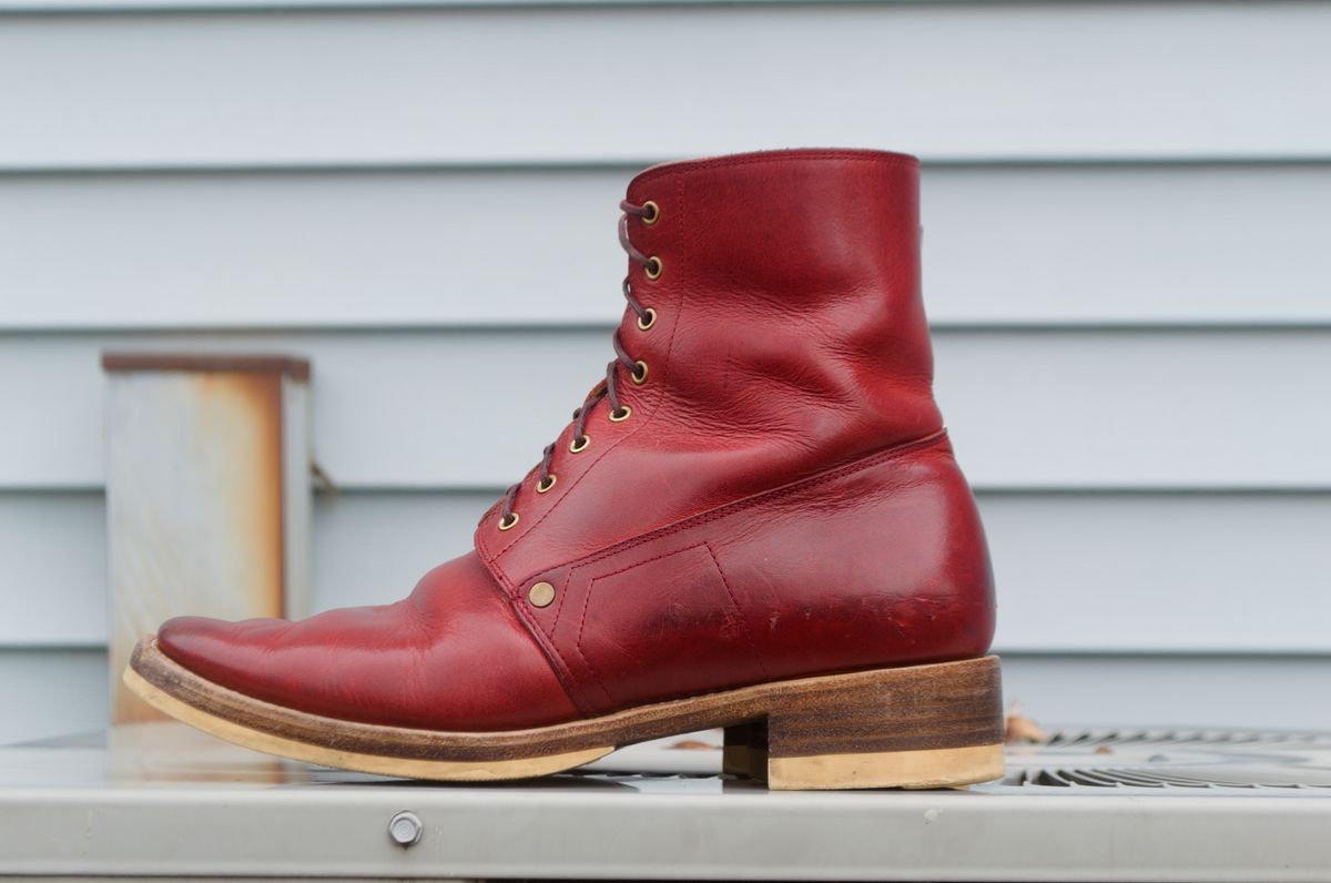 Photo by Oldmanblooming on December 2, 2023 of the WM1978 French Army Boot in Horween London Bus Red Dublin.