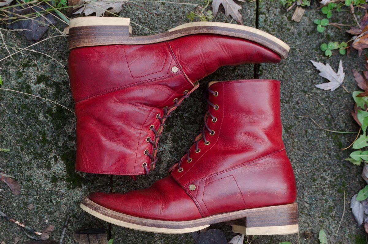 Photo by Oldmanblooming on December 2, 2023 of the WM1978 French Army Boot in Horween London Bus Red Dublin.