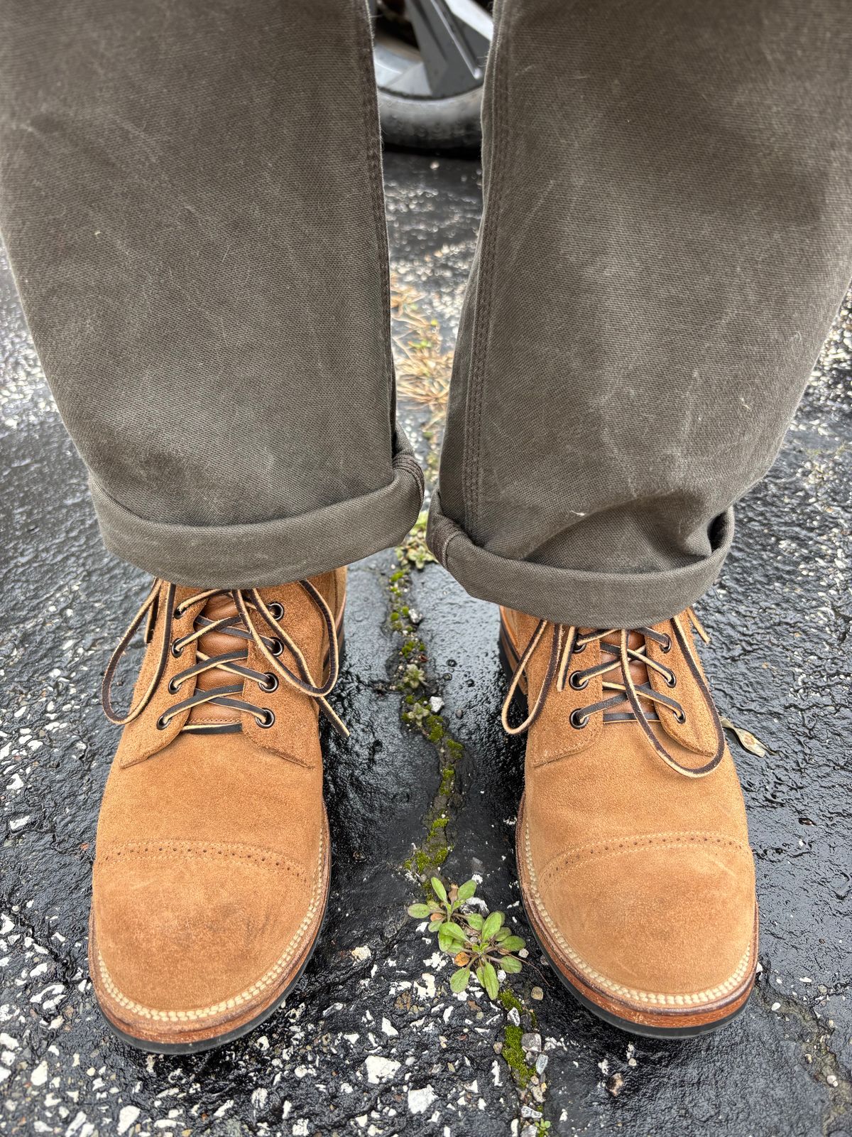 Photo by Oldmanblooming on April 15, 2025 of the Viberg Service Boot BCT in Horween Marine Field Roughout.