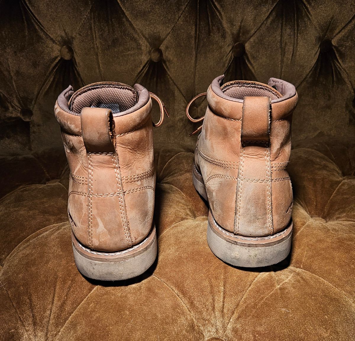 Photo by joeldelassus on December 5, 2024 of the Golden Fox Golden Fox / 6" Moc Toe Wedge Pro Work Boots in Golden Fox / Nubuck.