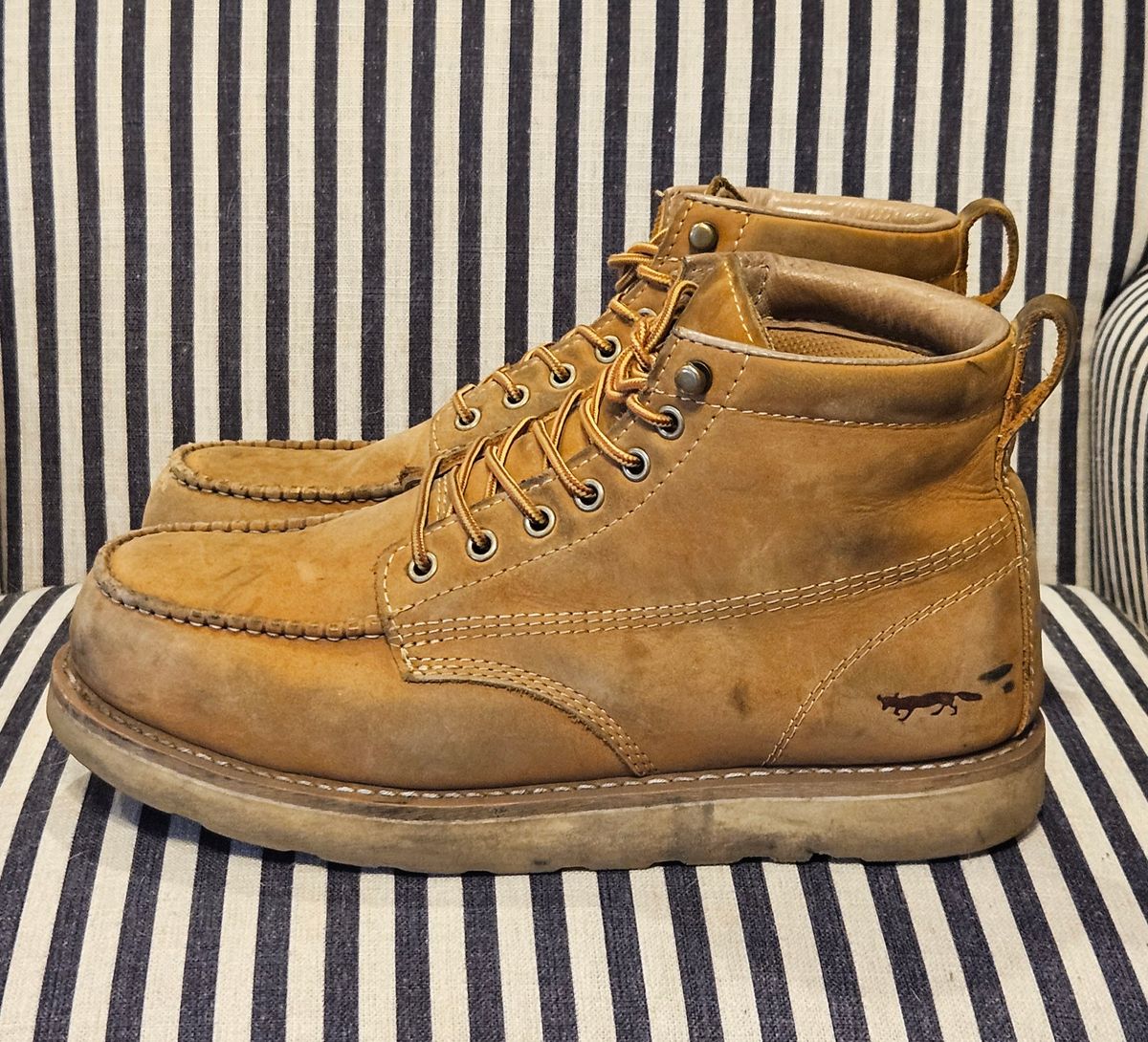 Photo by joeldelassus on February 2, 2025 of the Golden Fox Golden Fox / 6" Moc Toe Wedge Pro Work Boots in Golden Fox / Nubuck.