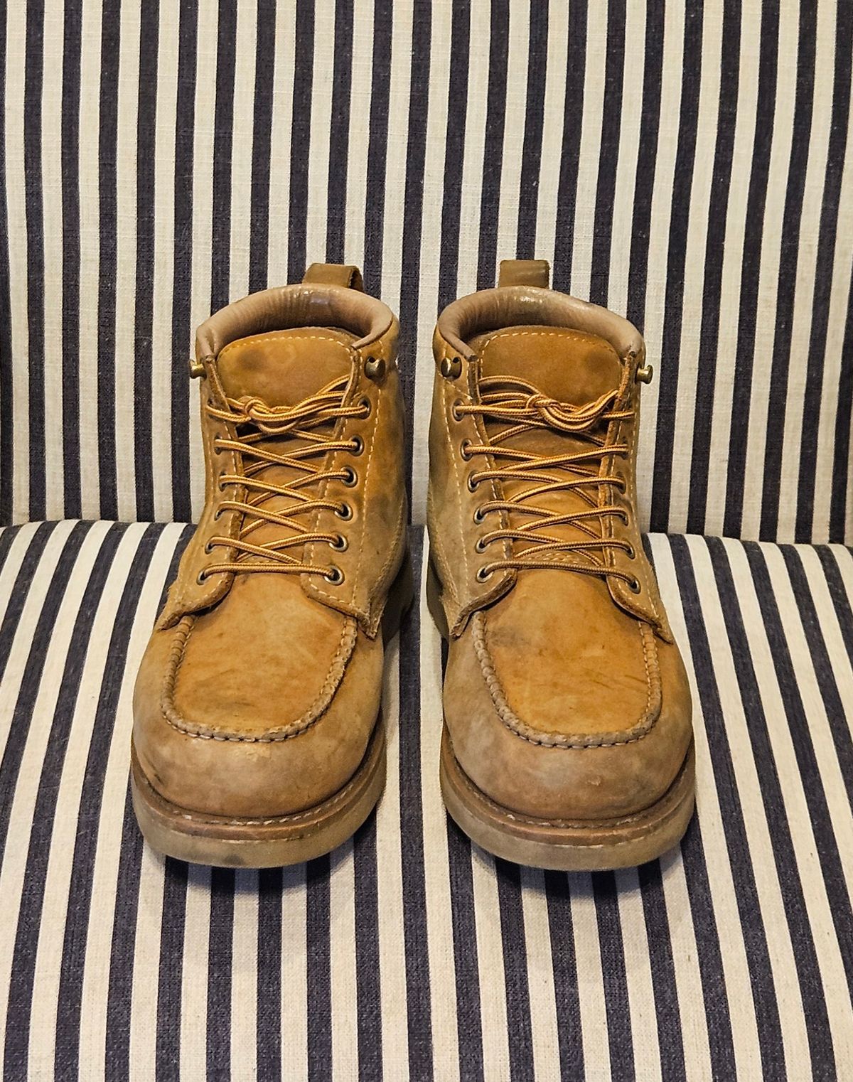 Photo by joeldelassus on February 2, 2025 of the Golden Fox Golden Fox / 6" Moc Toe Wedge Pro Work Boots in Golden Fox / Nubuck.