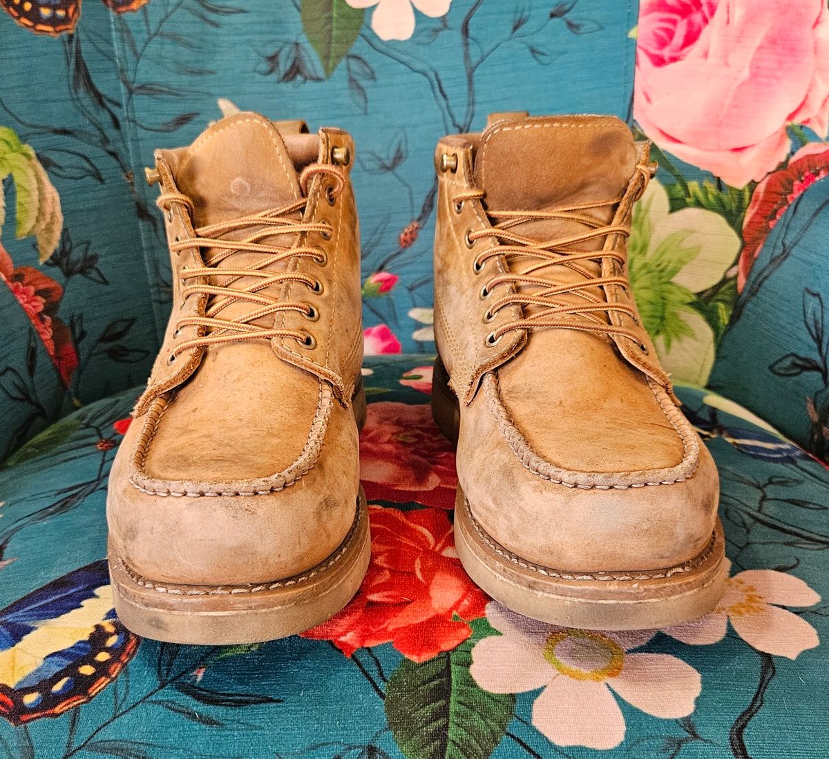 Photo by joeldelassus on March 3, 2025 of the Golden Fox Golden Fox / 6" Moc Toe Wedge Pro Work Boots in Golden Fox / Nubuck.