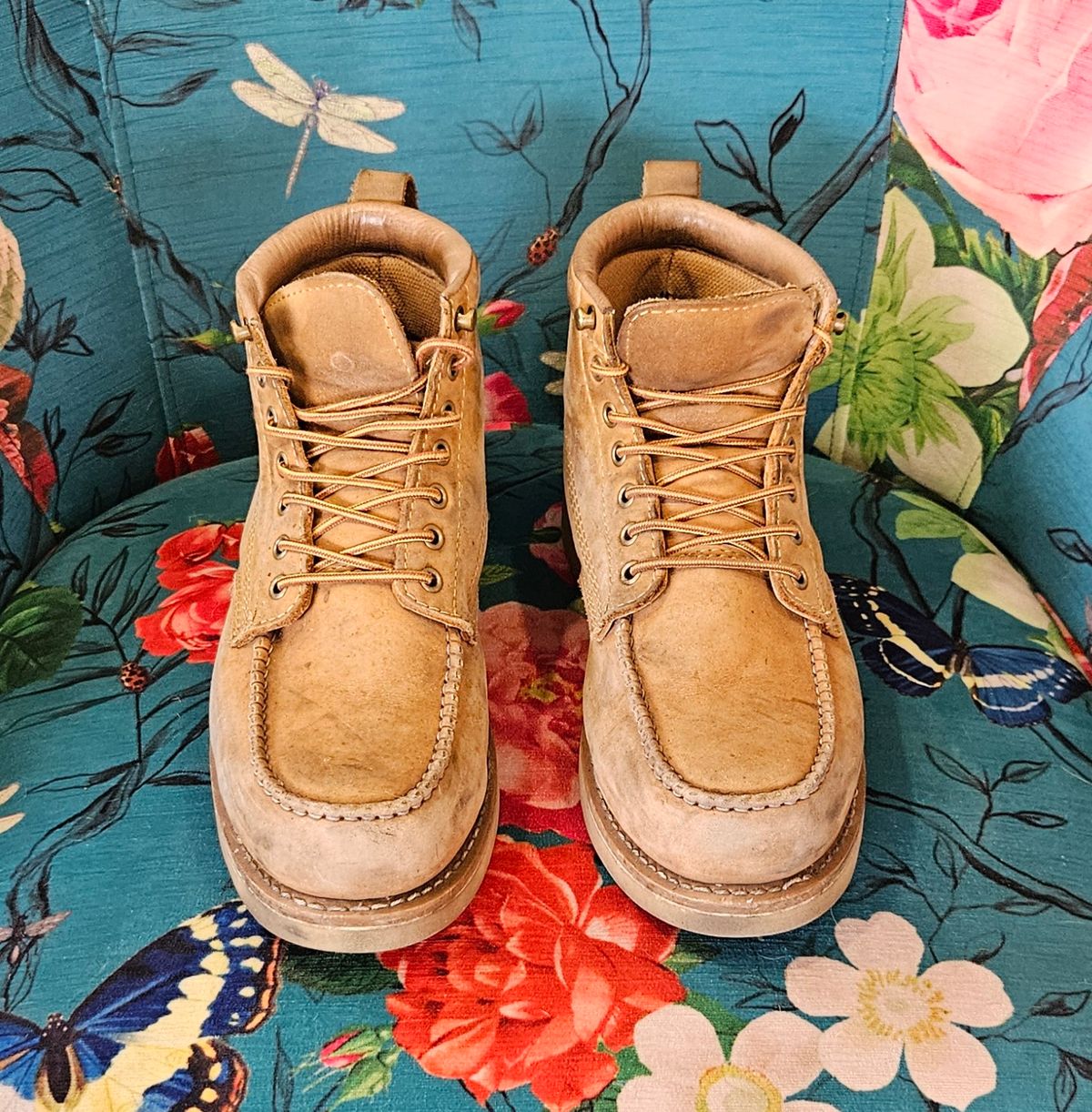 Photo by joeldelassus on March 3, 2025 of the Golden Fox Golden Fox / 6" Moc Toe Wedge Pro Work Boots in Golden Fox / Nubuck.