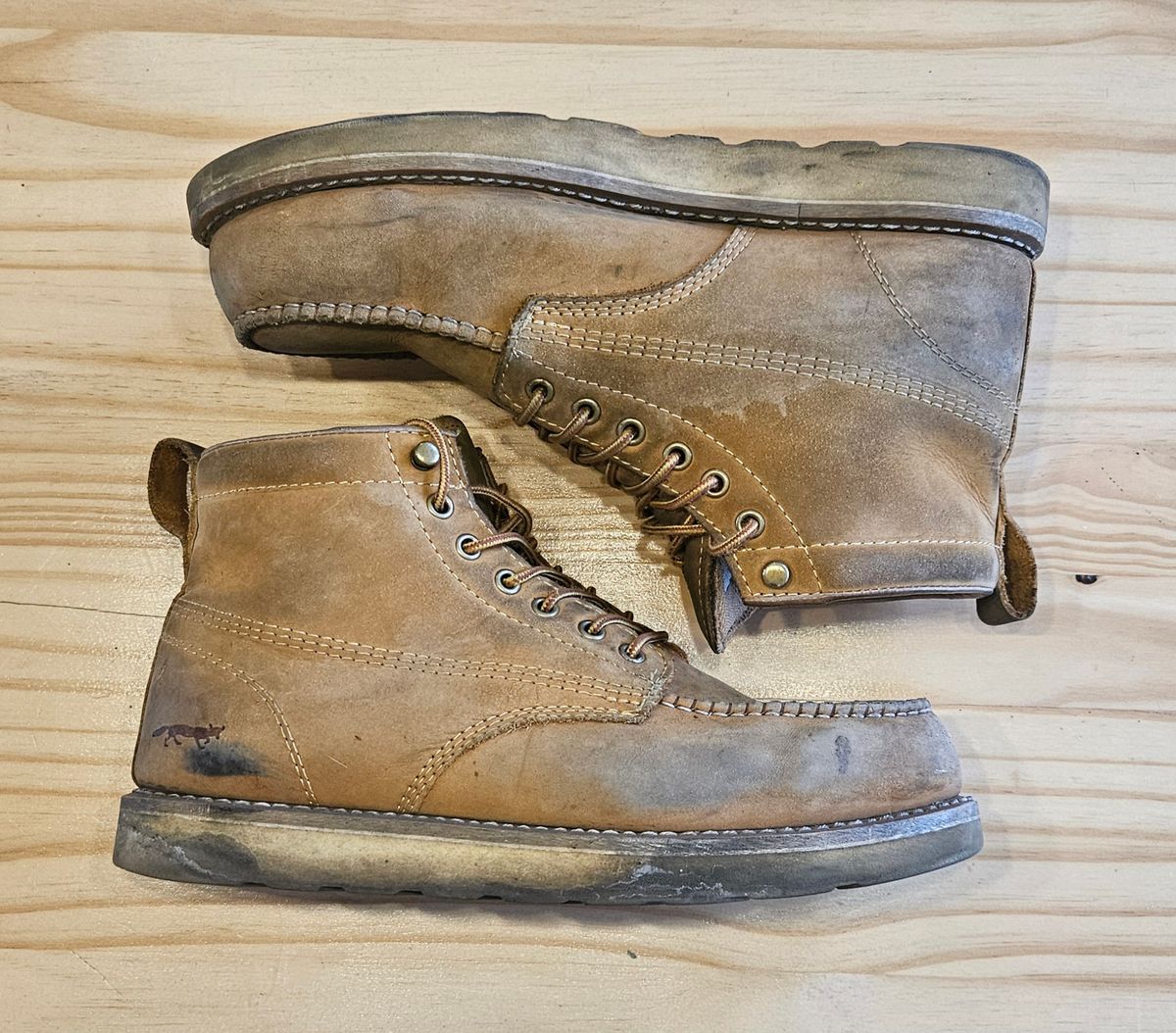 Photo by joeldelassus on April 3, 2025 of the Golden Fox Golden Fox / 6" Moc Toe Wedge Pro Work Boots in Golden Fox / Nubuck.