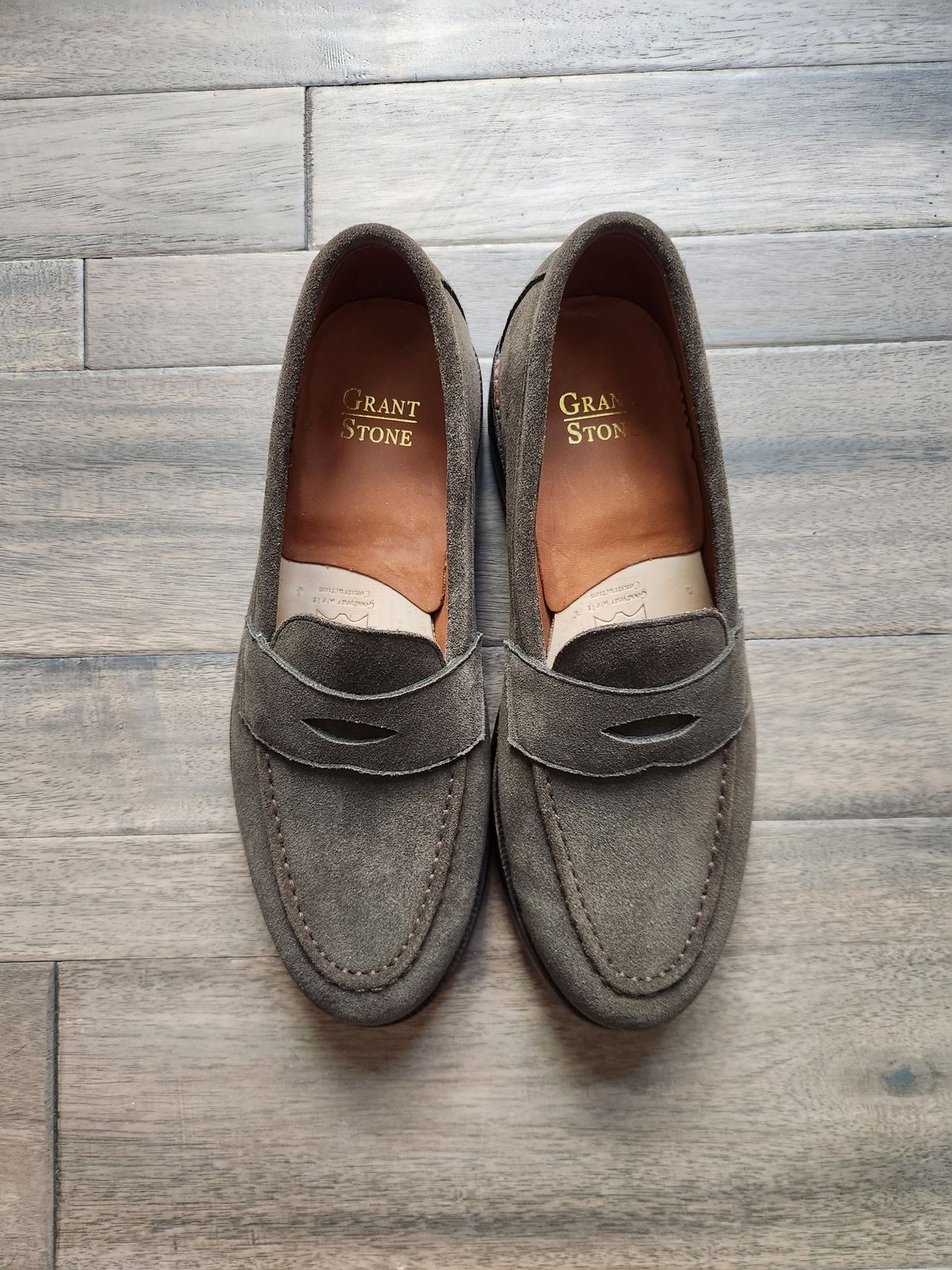 Photo by joemanji25 on October 1, 2023 of the Grant Stone Traveler Penny in C.F. Stead Loden Janus Calf Suede.