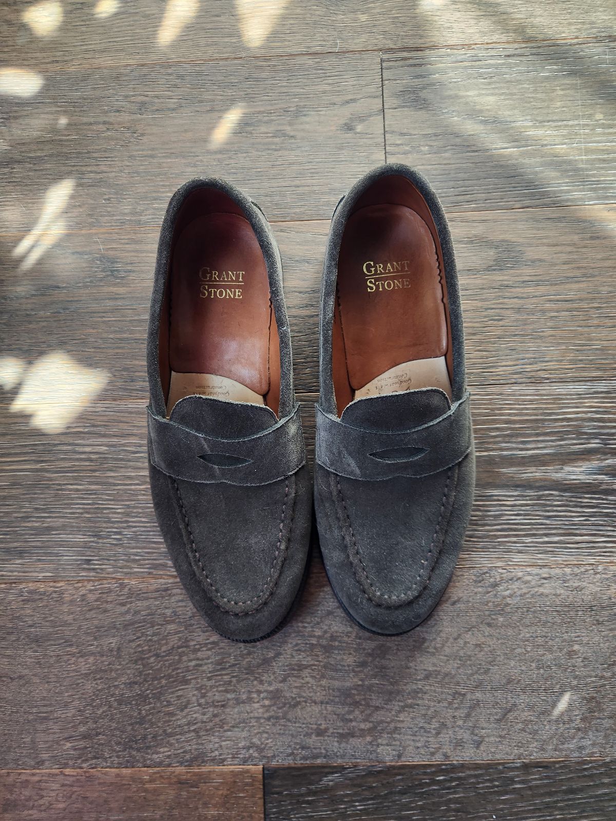 Photo by joemanji25 on March 3, 2024 of the Grant Stone Traveler Penny in C.F. Stead Loden Janus Calf Suede.