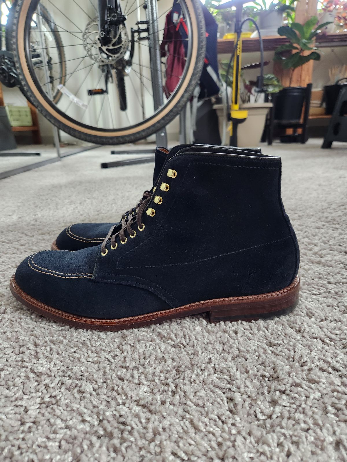Photo by joemanji25 on December 4, 2022 of the Alden Indy Boot in Navy Suede.