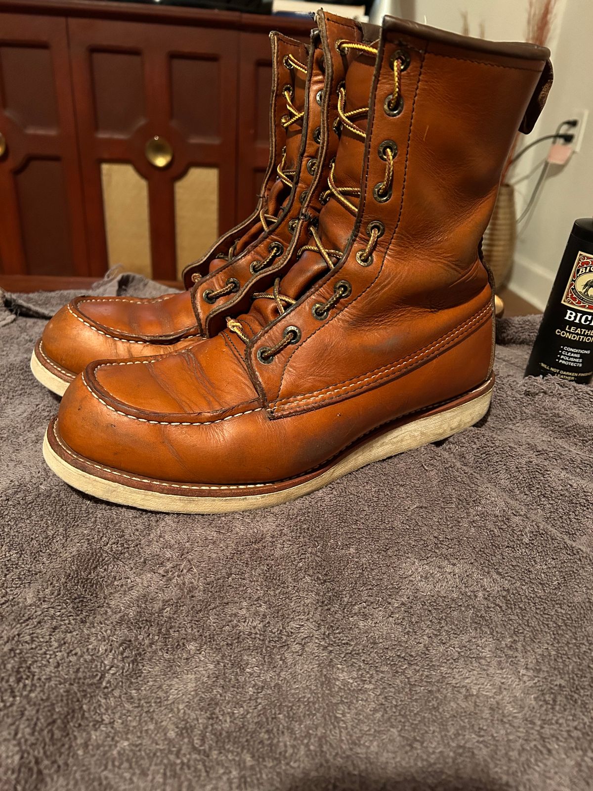 Photo by Booter on February 4, 2024 of the Red Wing 8-Inch Classic Moc in S.B. Foot Oro-Iginal.