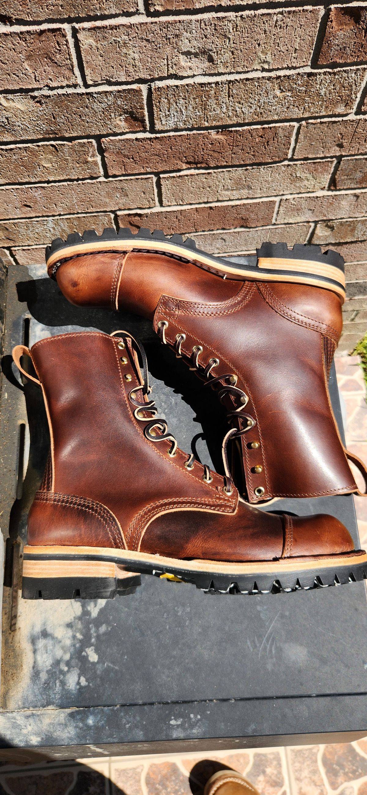 Photo by manuelbriones on October 1, 2024 of the Nicks Handmade Boots MTO in Italian Brown Cypress.