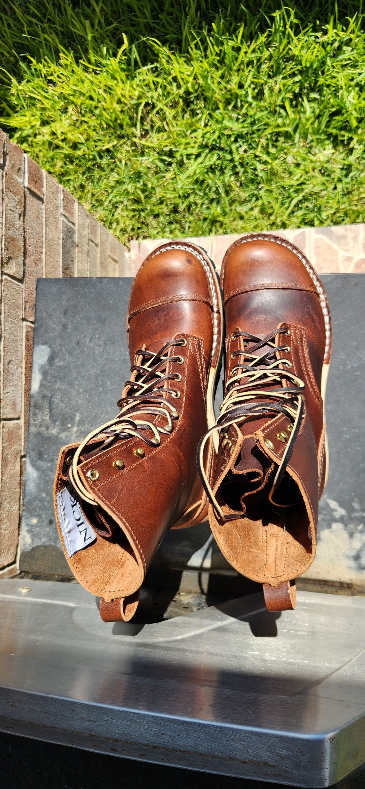 Photo by manuelbriones on October 1, 2024 of the Nicks Handmade Boots MTO in Italian Brown Cypress.