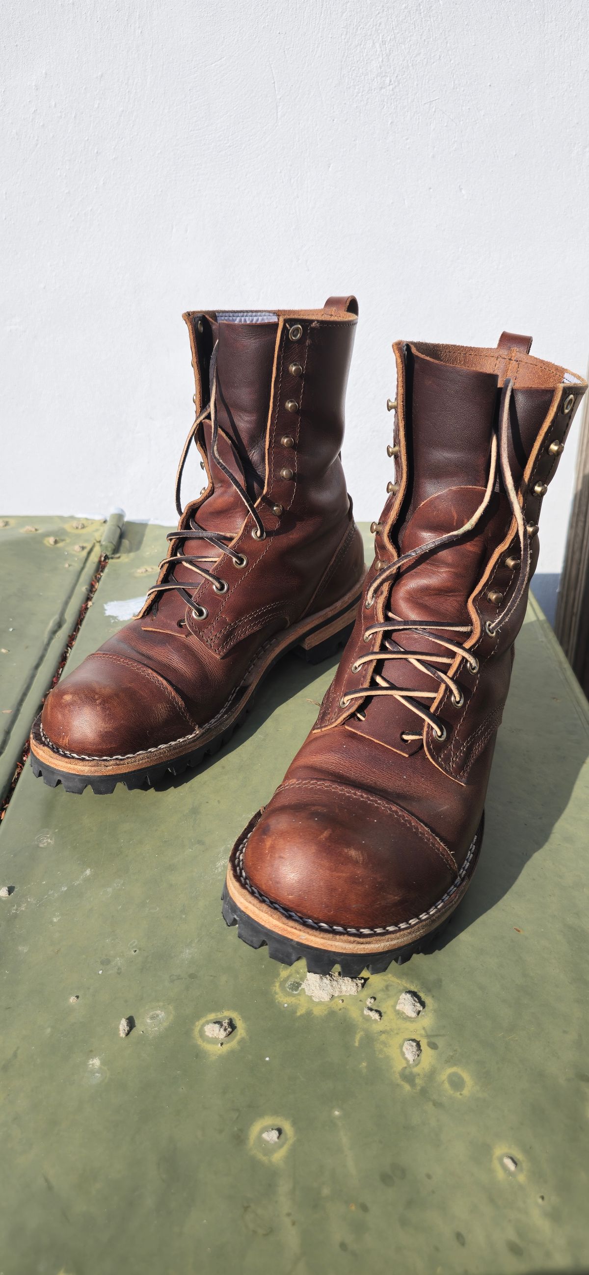 Photo by manuelbriones on November 3, 2024 of the Nicks Handmade Boots MTO in Italian Brown Cypress.