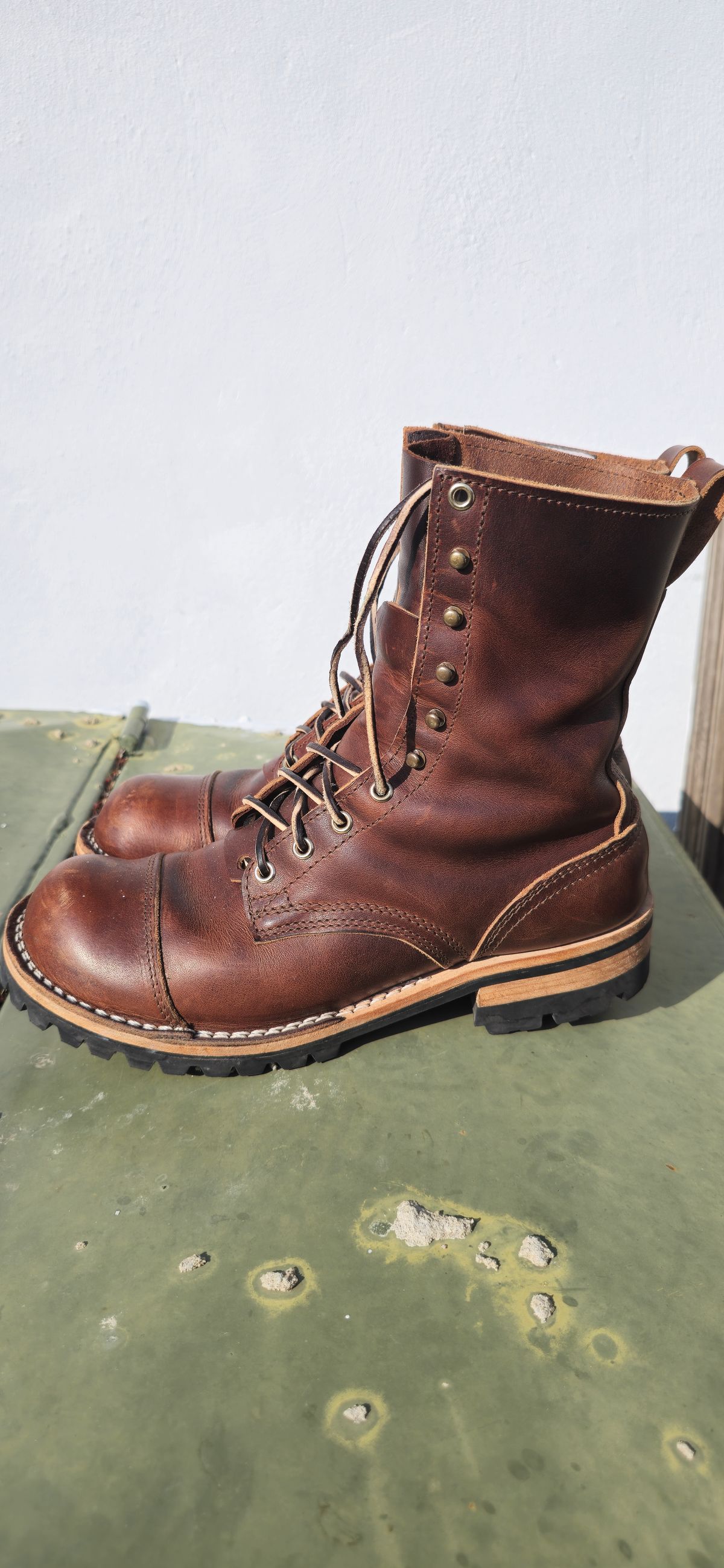 Photo by manuelbriones on November 3, 2024 of the Nicks Handmade Boots MTO in Italian Brown Cypress.