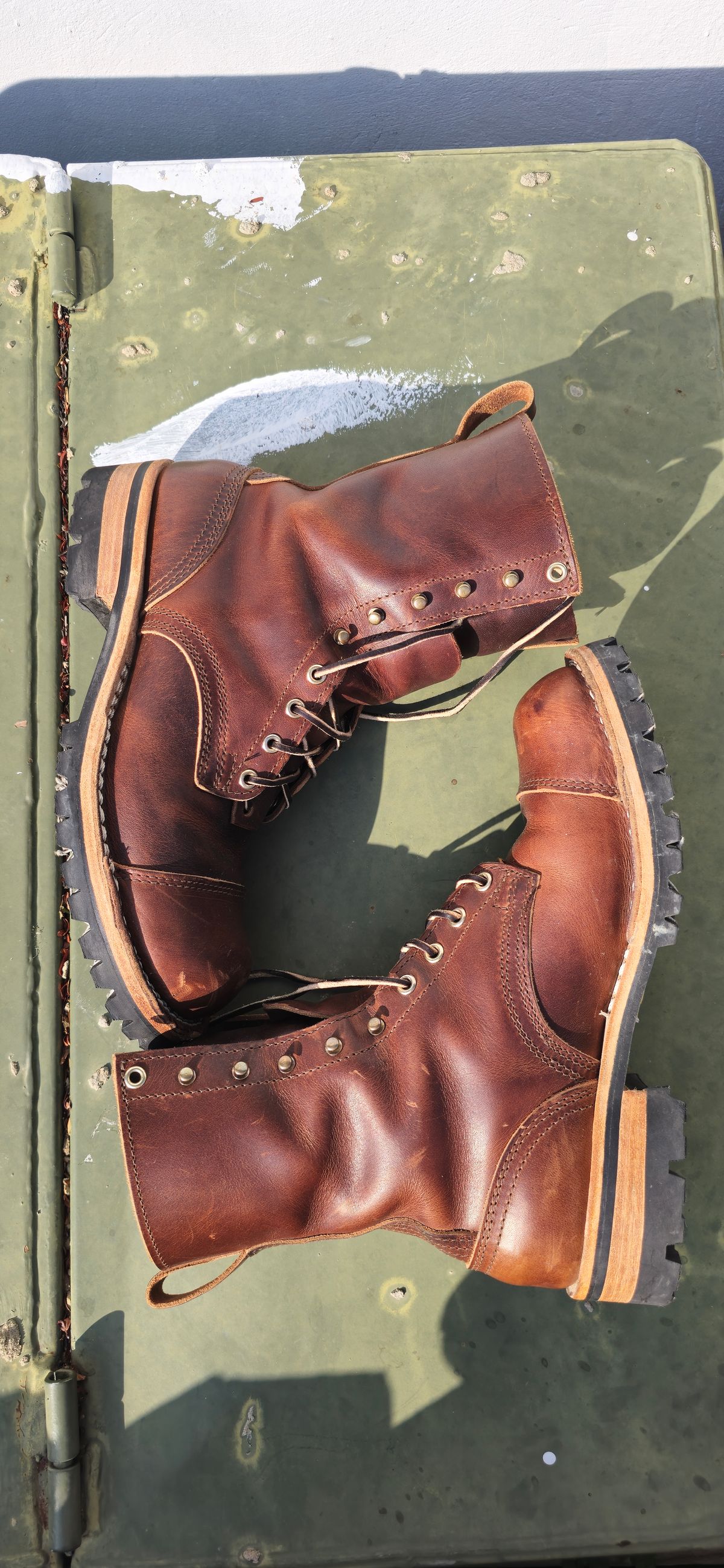 Photo by manuelbriones on November 3, 2024 of the Nicks Handmade Boots MTO in Italian Brown Cypress.