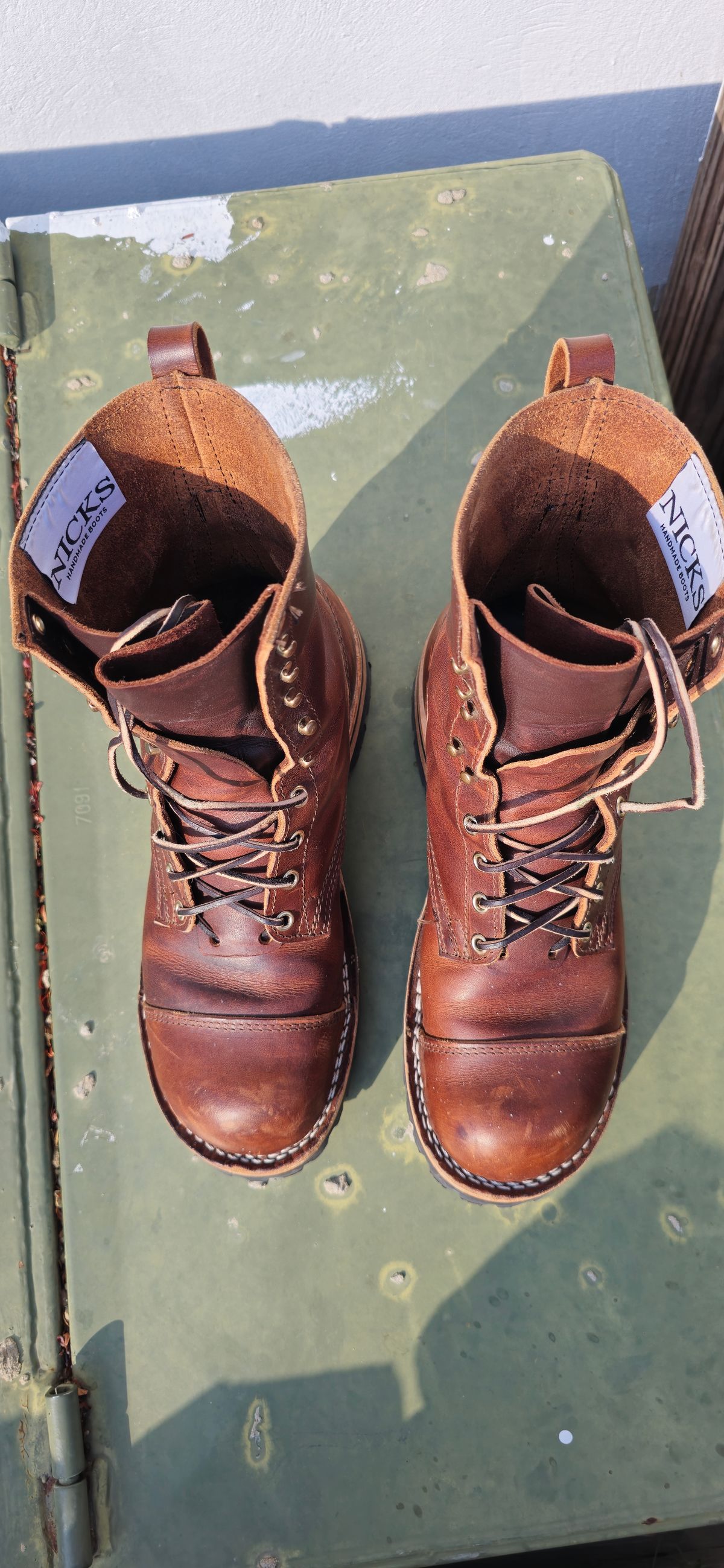 Photo by manuelbriones on November 3, 2024 of the Nicks Handmade Boots MTO in Italian Brown Cypress.