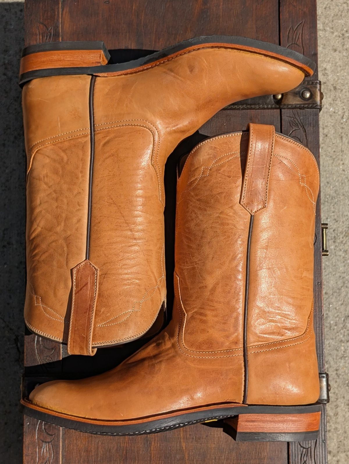 Photo by HealthyPatina on September 29, 2025 of the Rios by Mercedes (designed by Coronado Leather Co.) Roper Boot No.10 in Horween Natural Derby Front Quarter Horsehide.