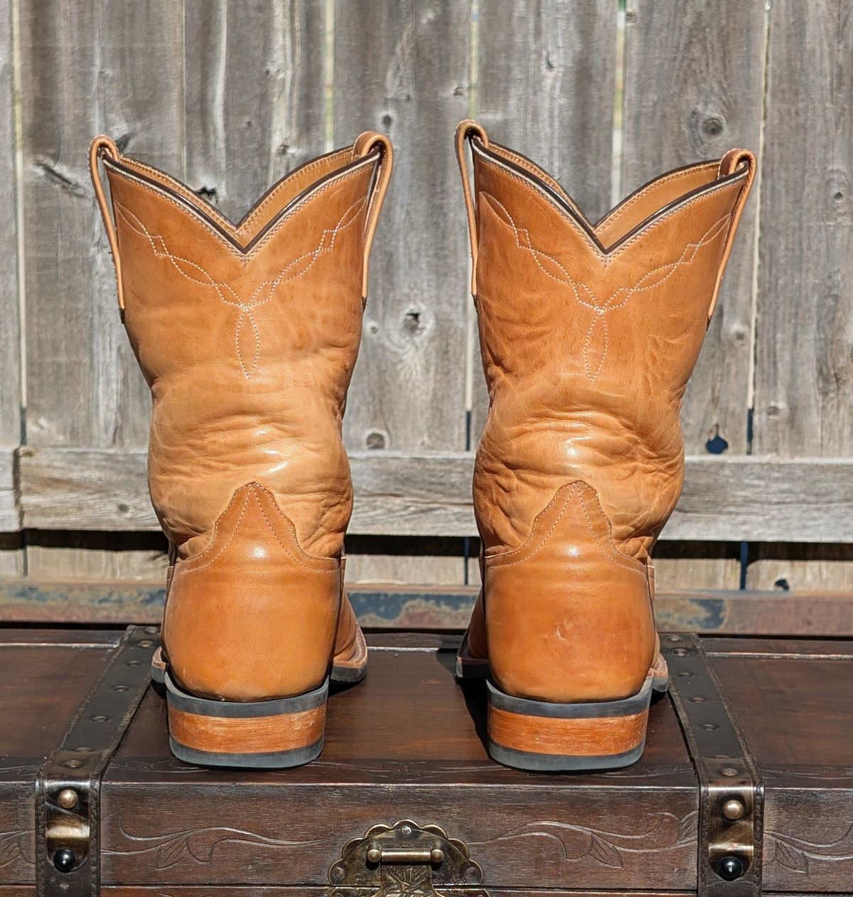 Photo by HealthyPatina on November 3, 2025 of the Rios of Mercedes (designed by Coronado Leather Co.) Roper Boot No.10 in Horween Natural Derby Front Quarter Horsehide.