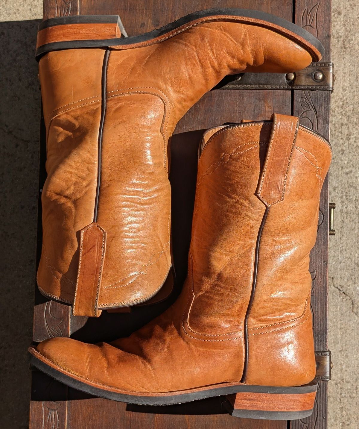 Photo by HealthyPatina on November 3, 2025 of the Rios of Mercedes (designed by Coronado Leather Co.) Roper Boot No.10 in Horween Natural Derby Front Quarter Horsehide.