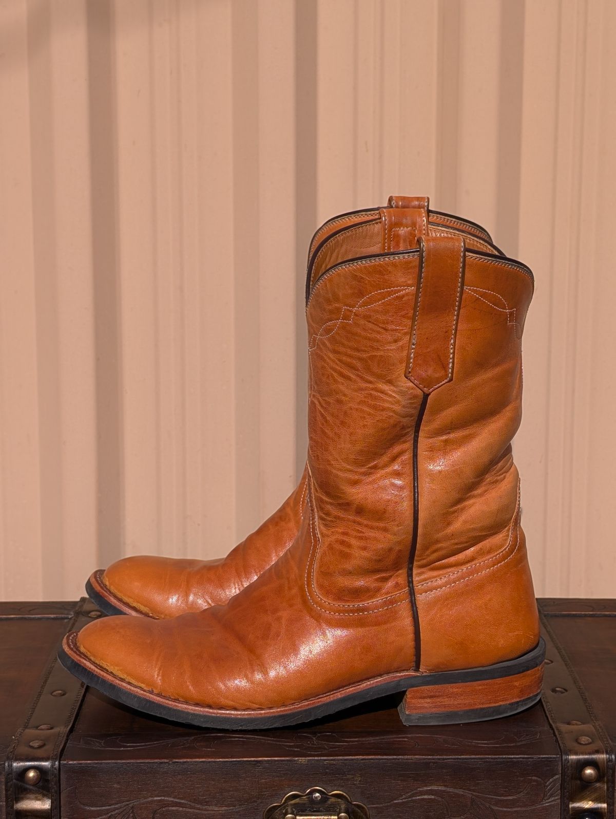 Photo by HealthyPatina on January 5, 2026 of the Rios of Mercedes (designed by Coronado Leather Co.) Roper Boot No.10 in Horween Natural Derby Front Quarter Horsehide.
