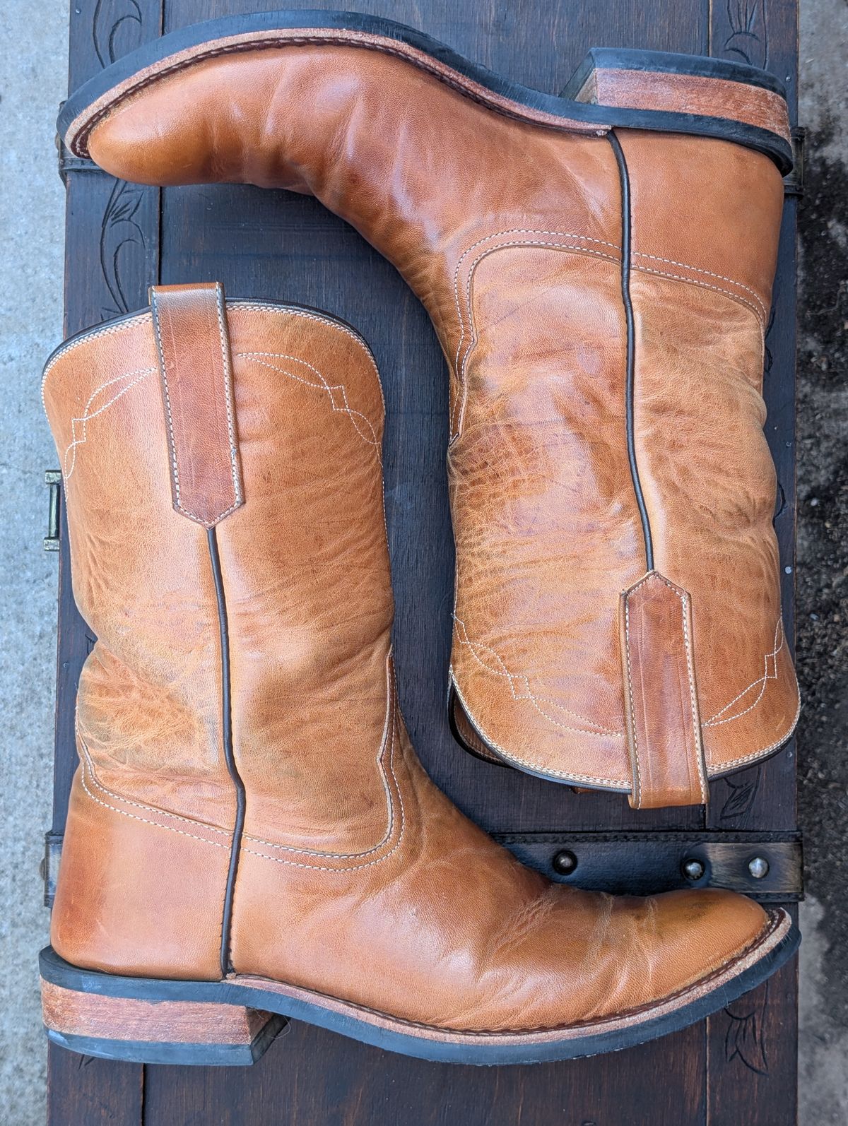 Photo by HealthyPatina on April 5, 2026 of the Rios of Mercedes (designed by Coronado Leather Co.) Roper Boot No.10 in Horween Natural Derby Front Quarter Horsehide.