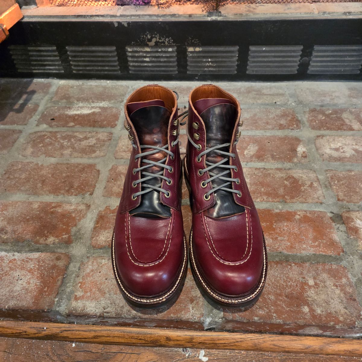 Photo by kananaios on December 31, 2025 of the Grant Stone Brass Boot in Horween Color 8 Chromexcel.