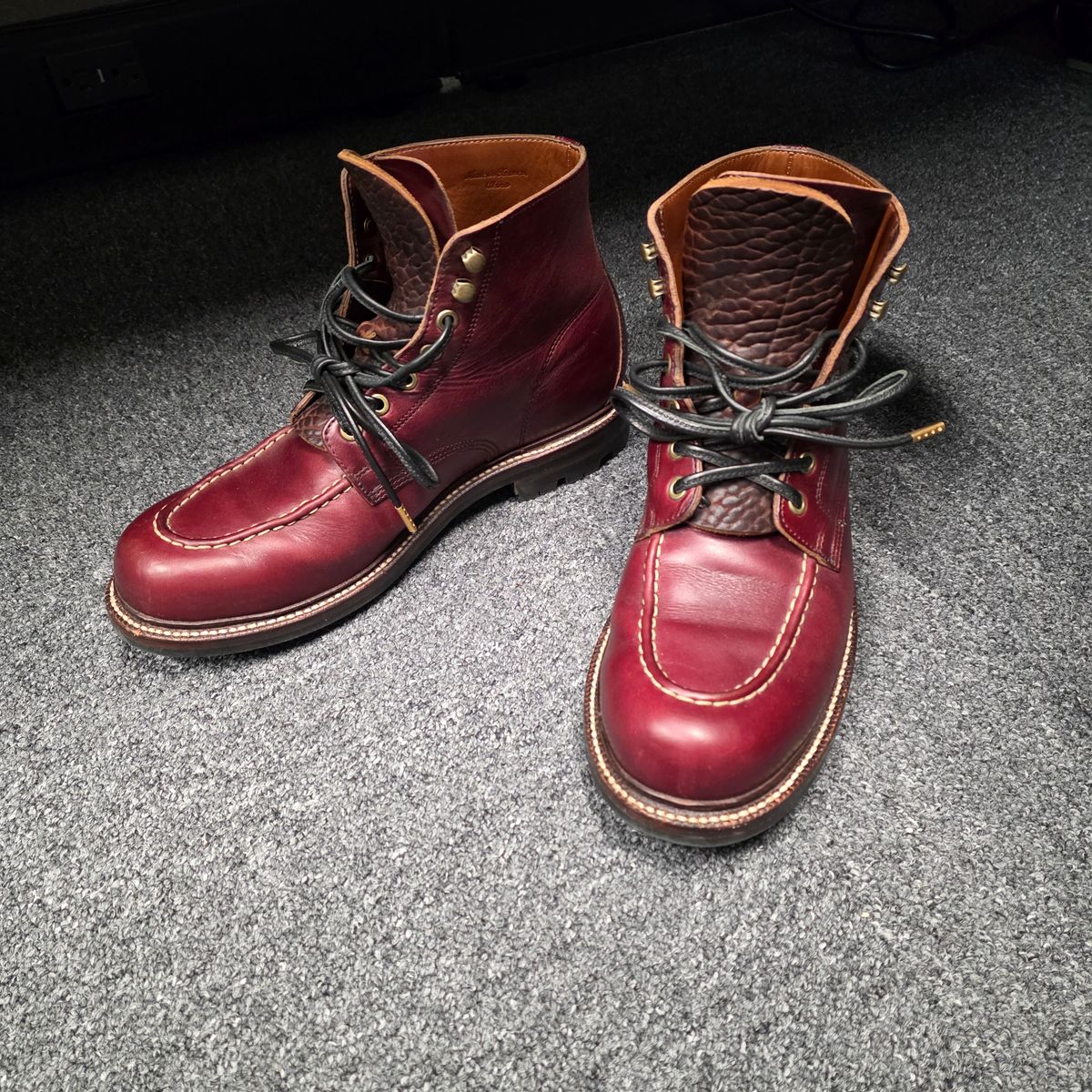 Photo by kananaios on April 28, 2026 of the Grant Stone Brass Boot in Horween Color 8 Chromexcel.