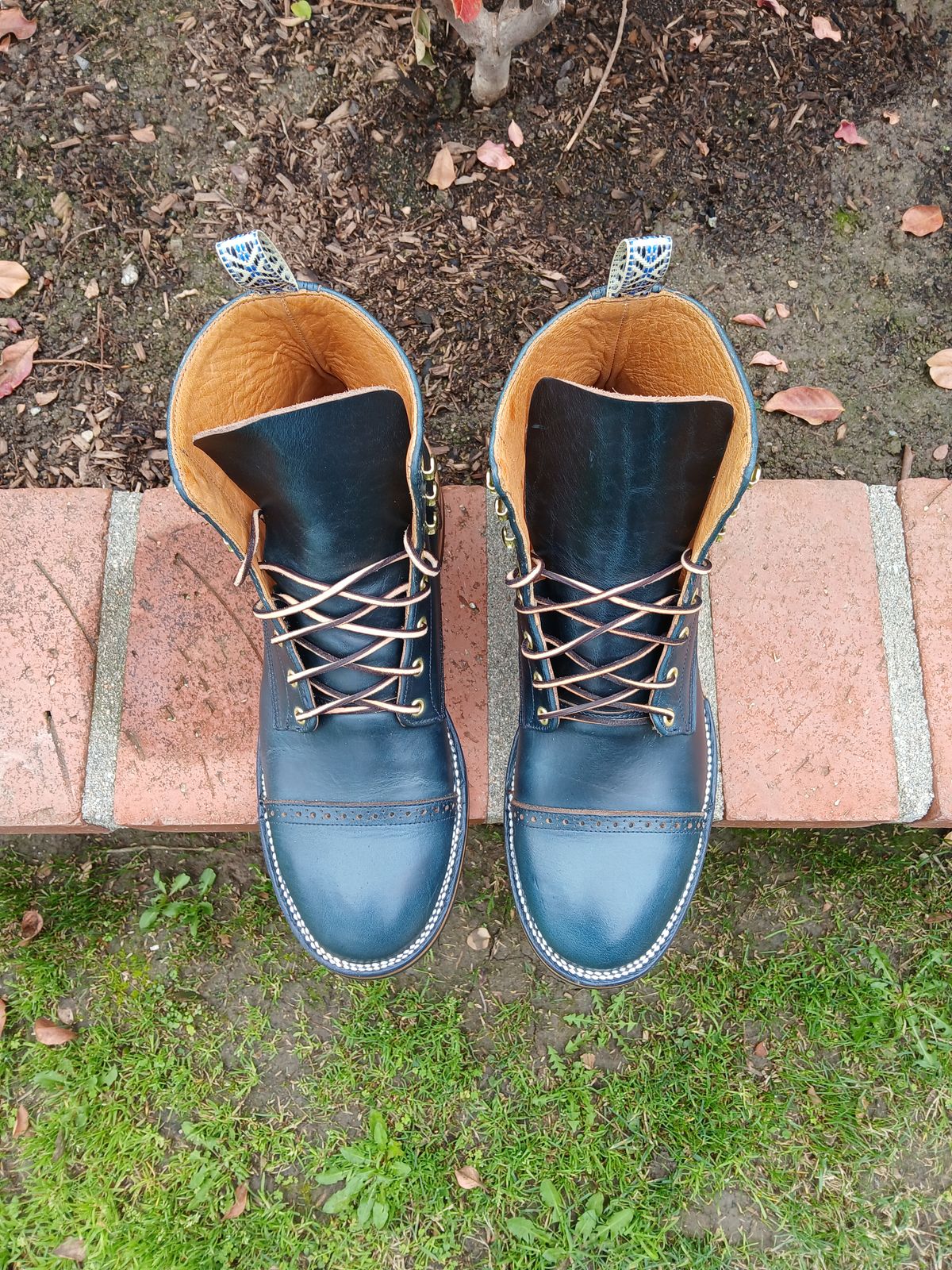 Photo by kananaios on December 27, 2024 of the Unmarked DB Hunter Cap Toe in Horween Navy Chromexcel.