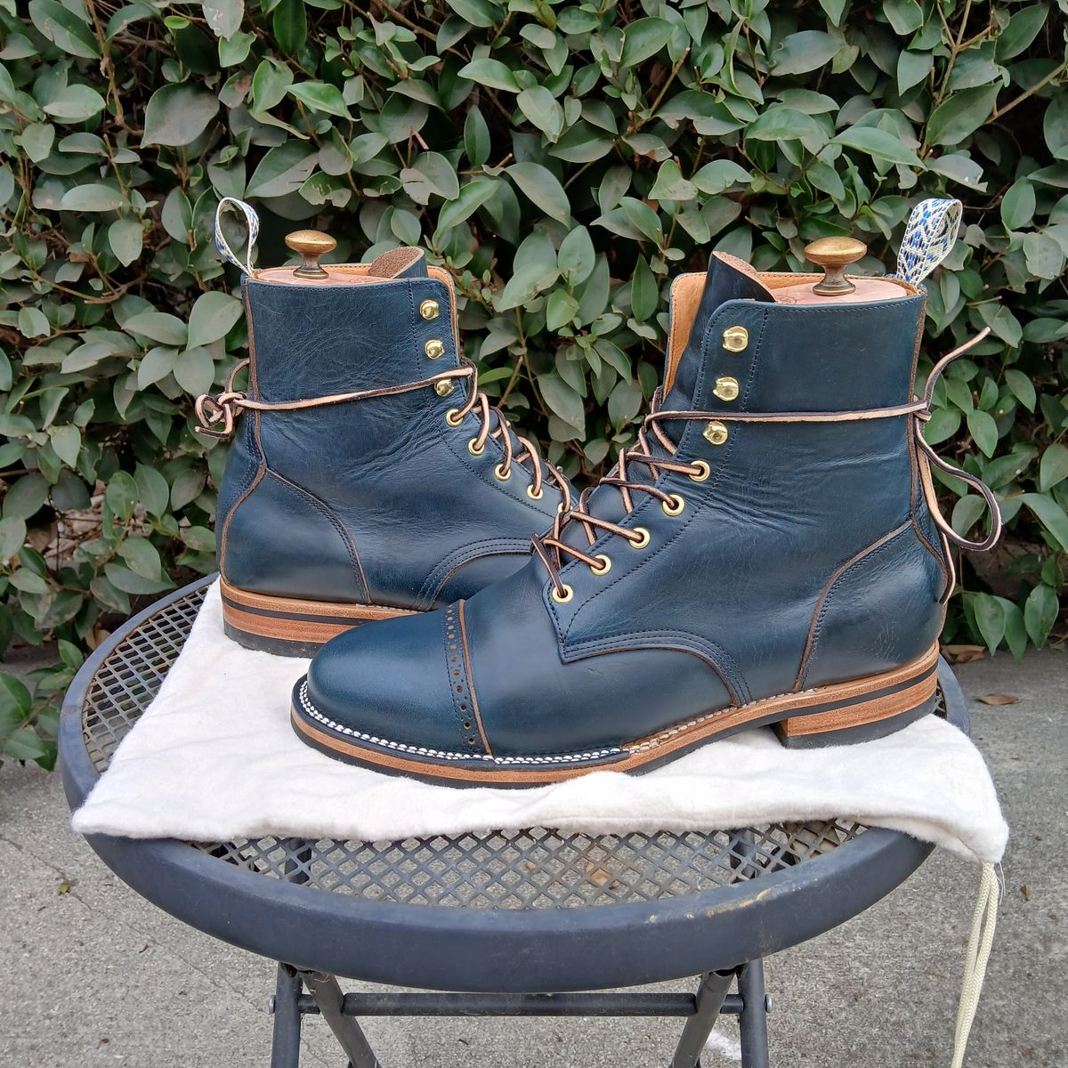 Photo by kananaios on December 30, 2024 of the Unmarked DB Hunter Cap Toe in Horween Navy Chromexcel.