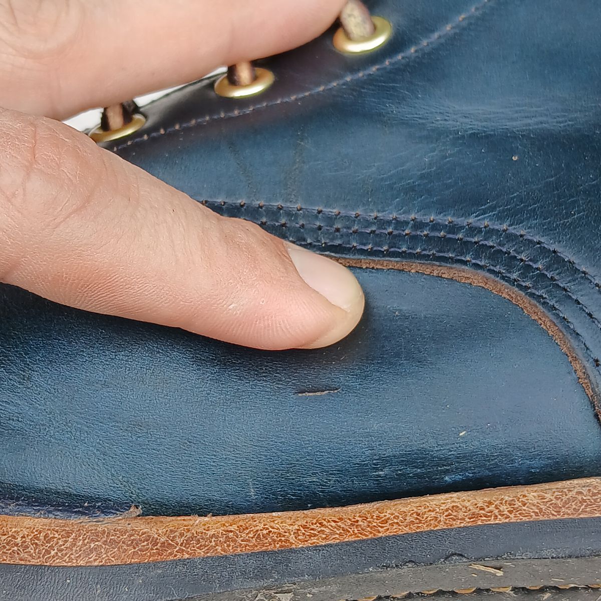 Photo by kananaios on December 30, 2024 of the Unmarked DB Hunter Cap Toe in Horween Navy Chromexcel.