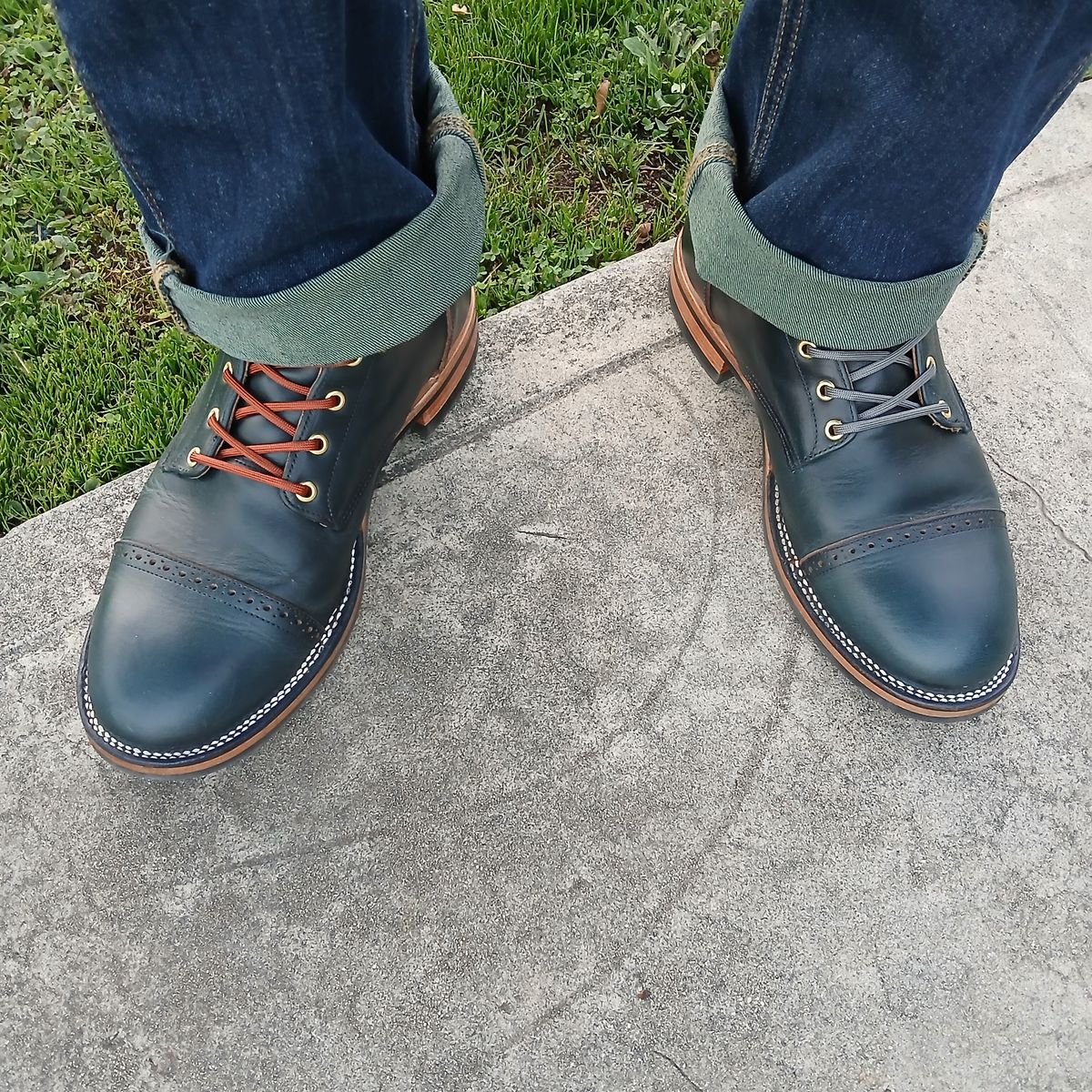 Photo by kananaios on January 12, 2025 of the Unmarked DB Hunter Cap Toe in Horween Navy Chromexcel.