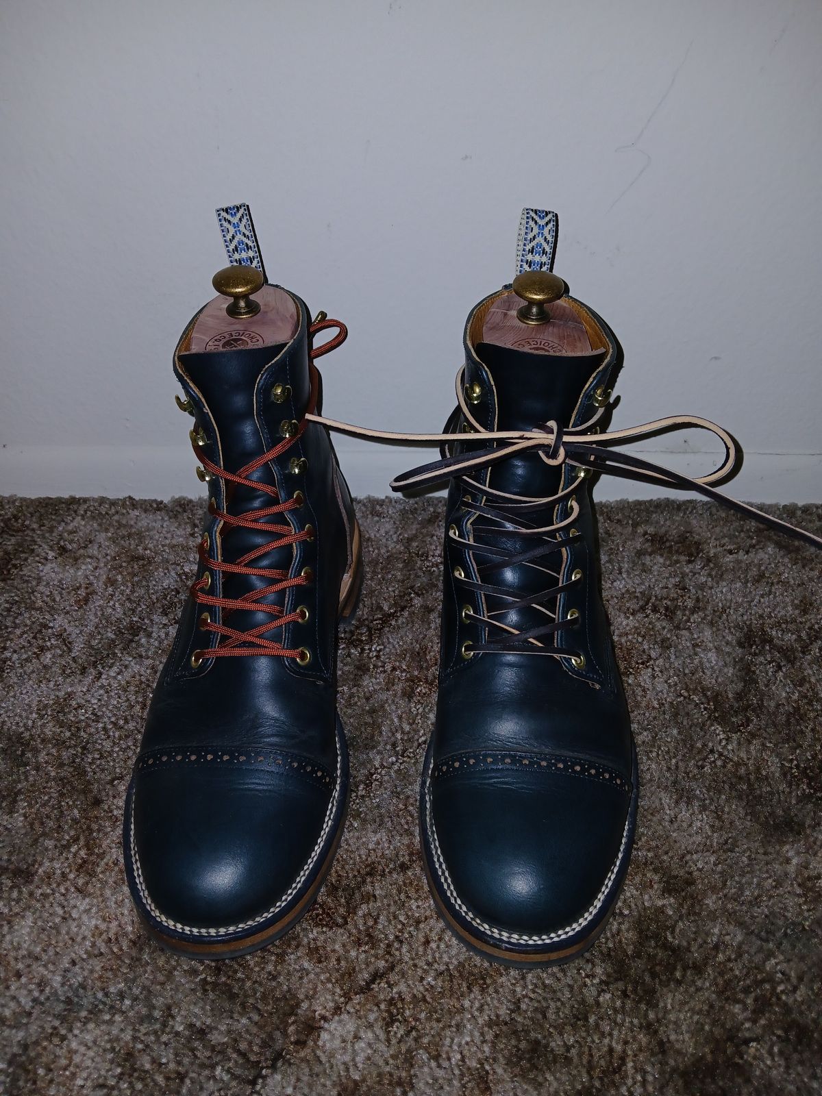 Photo by kananaios on January 17, 2025 of the Unmarked DB Hunter Cap Toe in Horween Navy Chromexcel.