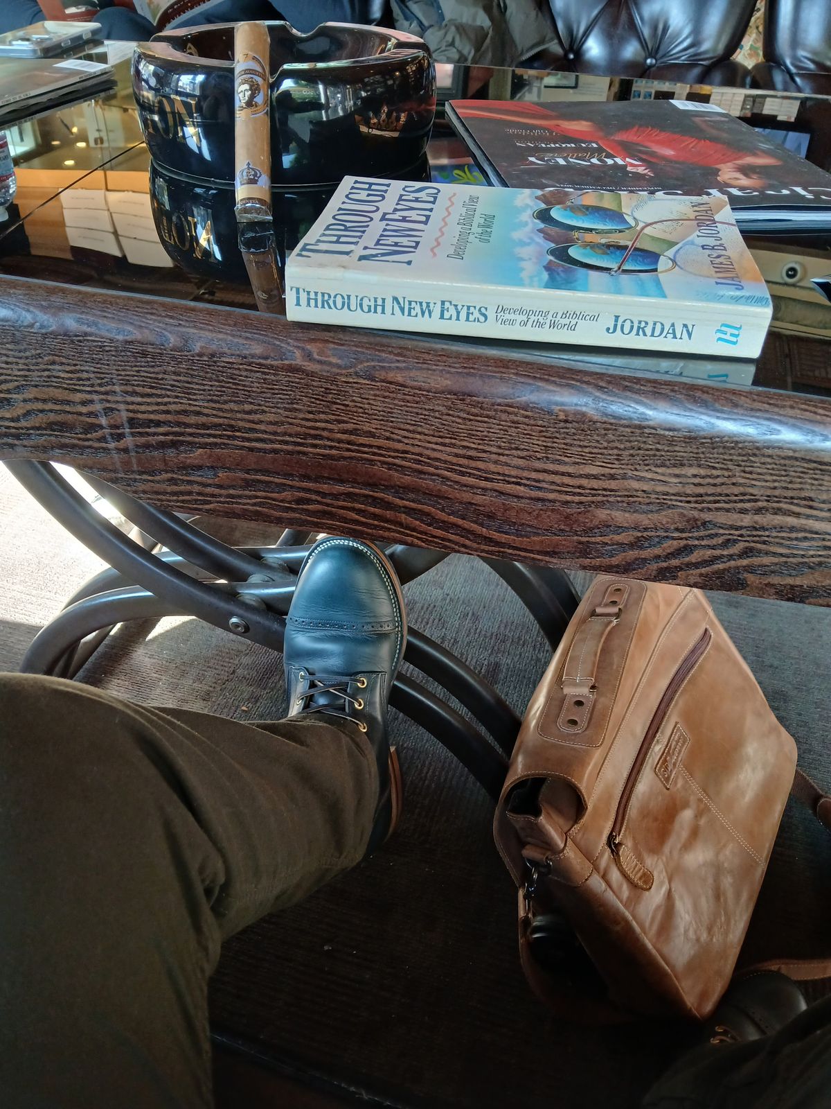 Photo by kananaios on February 1, 2025 of the Unmarked DB Hunter Cap Toe in Horween Navy Chromexcel.