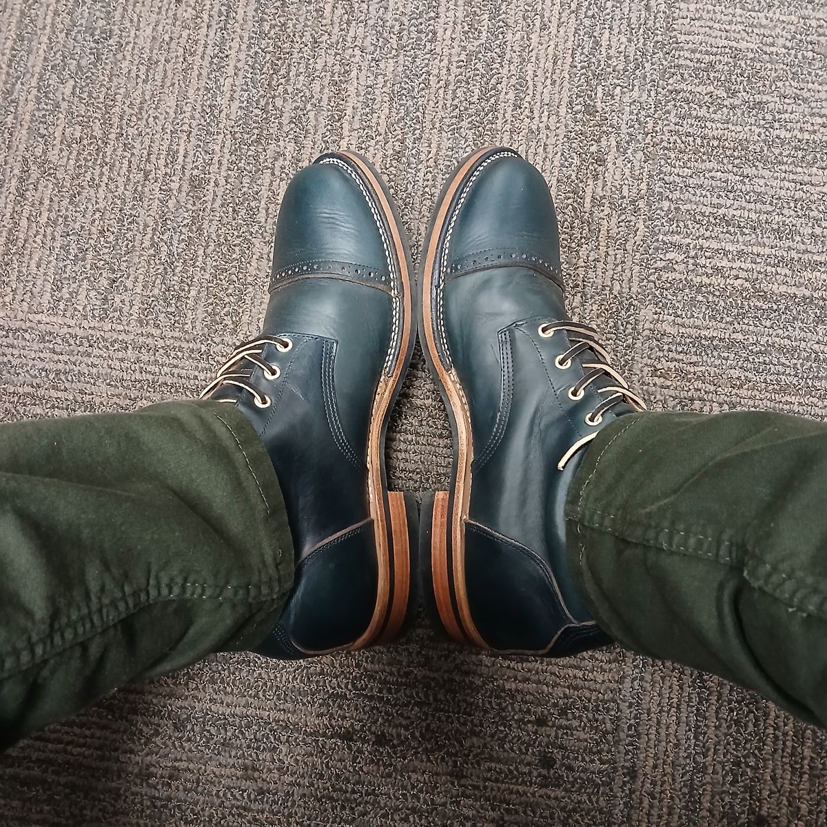 Photo by kananaios on February 21, 2025 of the Unmarked DB Hunter Cap Toe in Horween Navy Chromexcel.