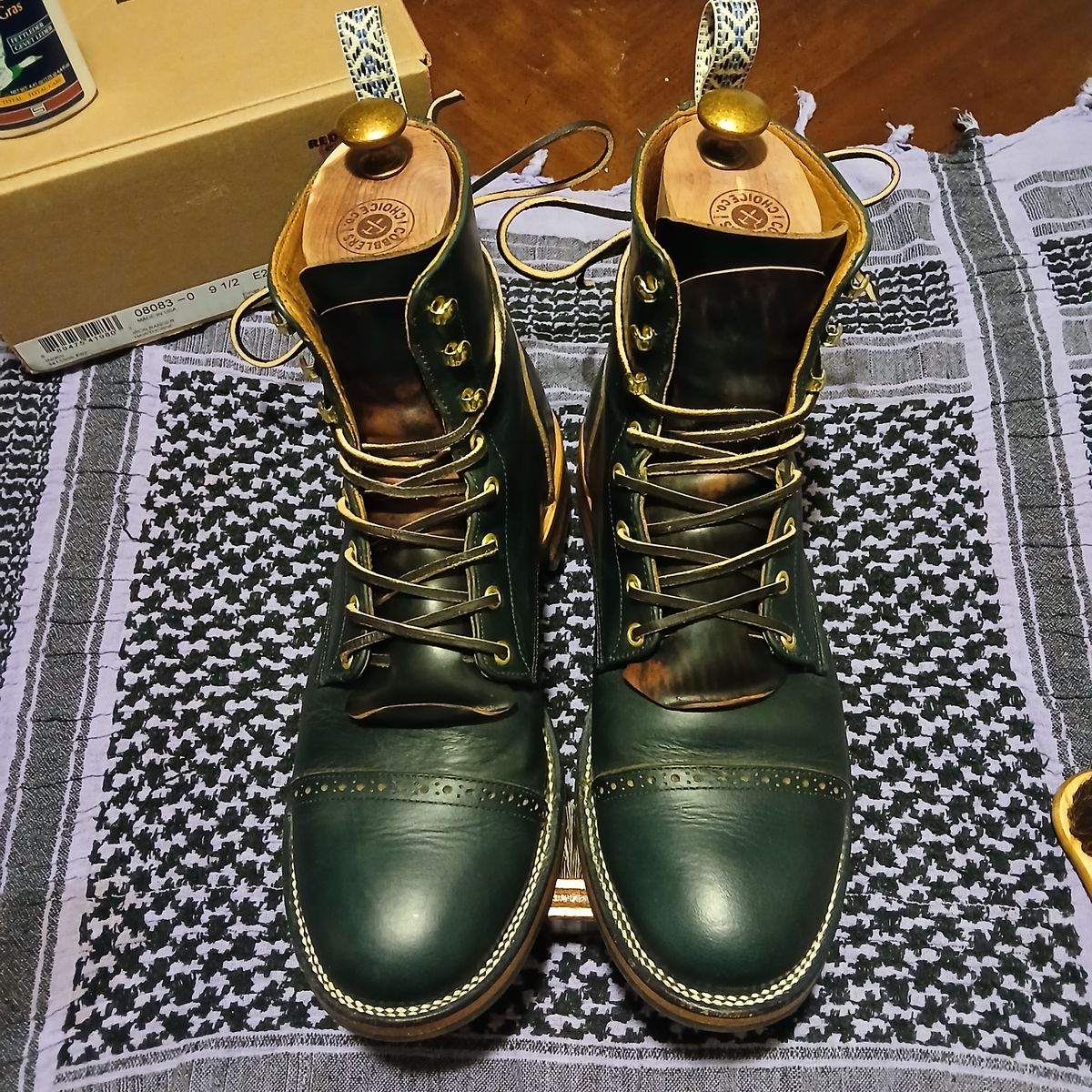 Photo by kananaios on February 26, 2025 of the Unmarked DB Hunter Cap Toe in Horween Navy Chromexcel.