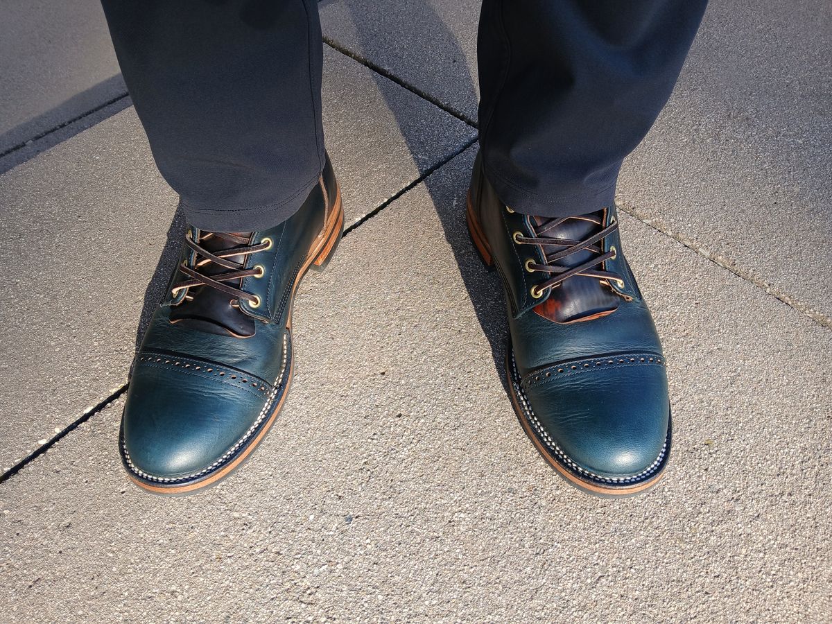 Photo by kananaios on February 28, 2025 of the Unmarked DB Hunter Cap Toe in Horween Navy Chromexcel.