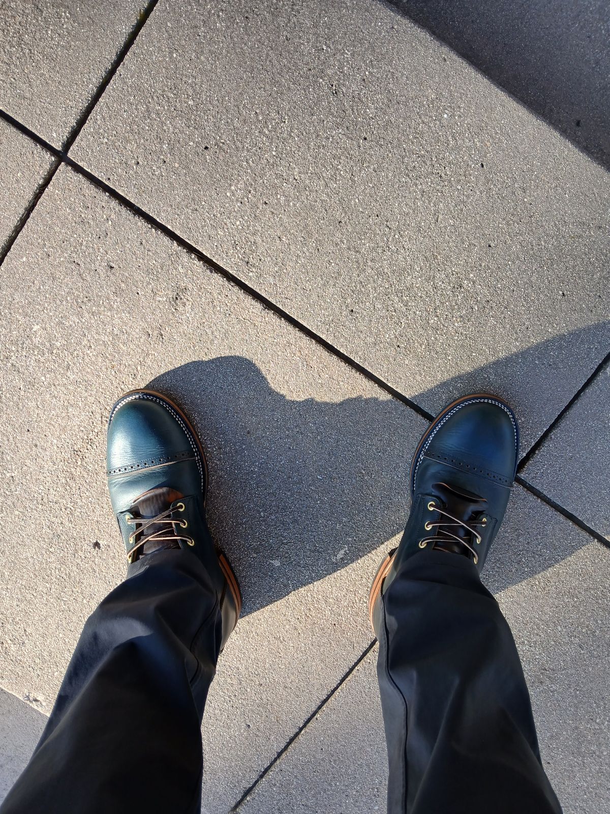 Photo by kananaios on February 28, 2025 of the Unmarked DB Hunter Cap Toe in Horween Navy Chromexcel.