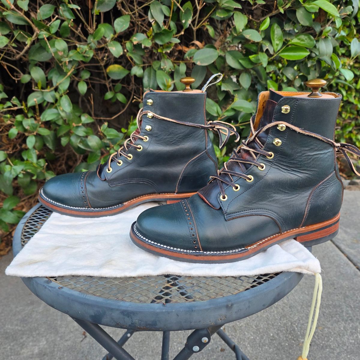 Photo by kananaios on November 2, 2025 of the Unmarked DB Hunter Cap Toe in Horween Navy Chromexcel.