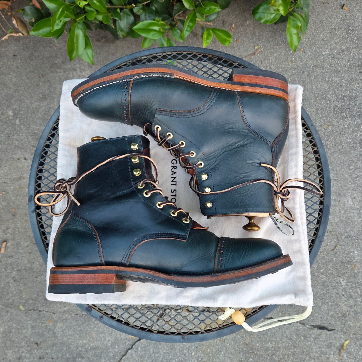 Photo by kananaios on November 2, 2025 of the Unmarked DB Hunter Cap Toe in Horween Navy Chromexcel.