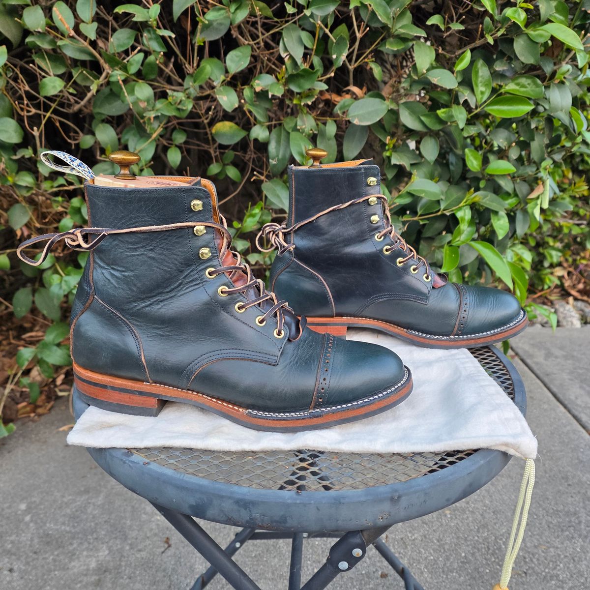 Photo by kananaios on November 2, 2025 of the Unmarked DB Hunter Cap Toe in Horween Navy Chromexcel.