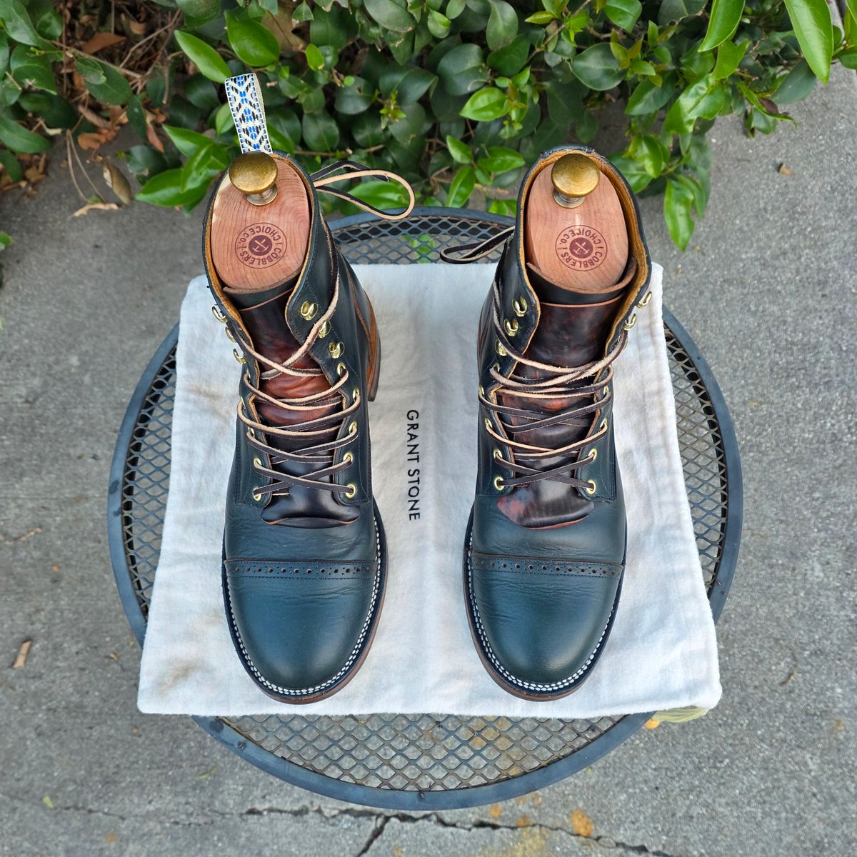 Photo by kananaios on November 2, 2025 of the Unmarked DB Hunter Cap Toe in Horween Navy Chromexcel.