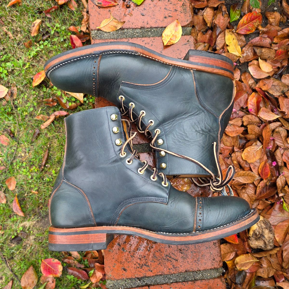 Photo by kananaios on January 4, 2026 of the Unmarked DB Hunter Cap Toe in Horween Navy Chromexcel.